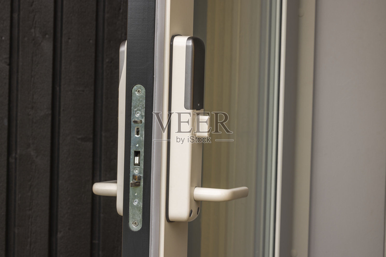 别墅前门打开，白色数字锁。瑞典。照片摄影图片