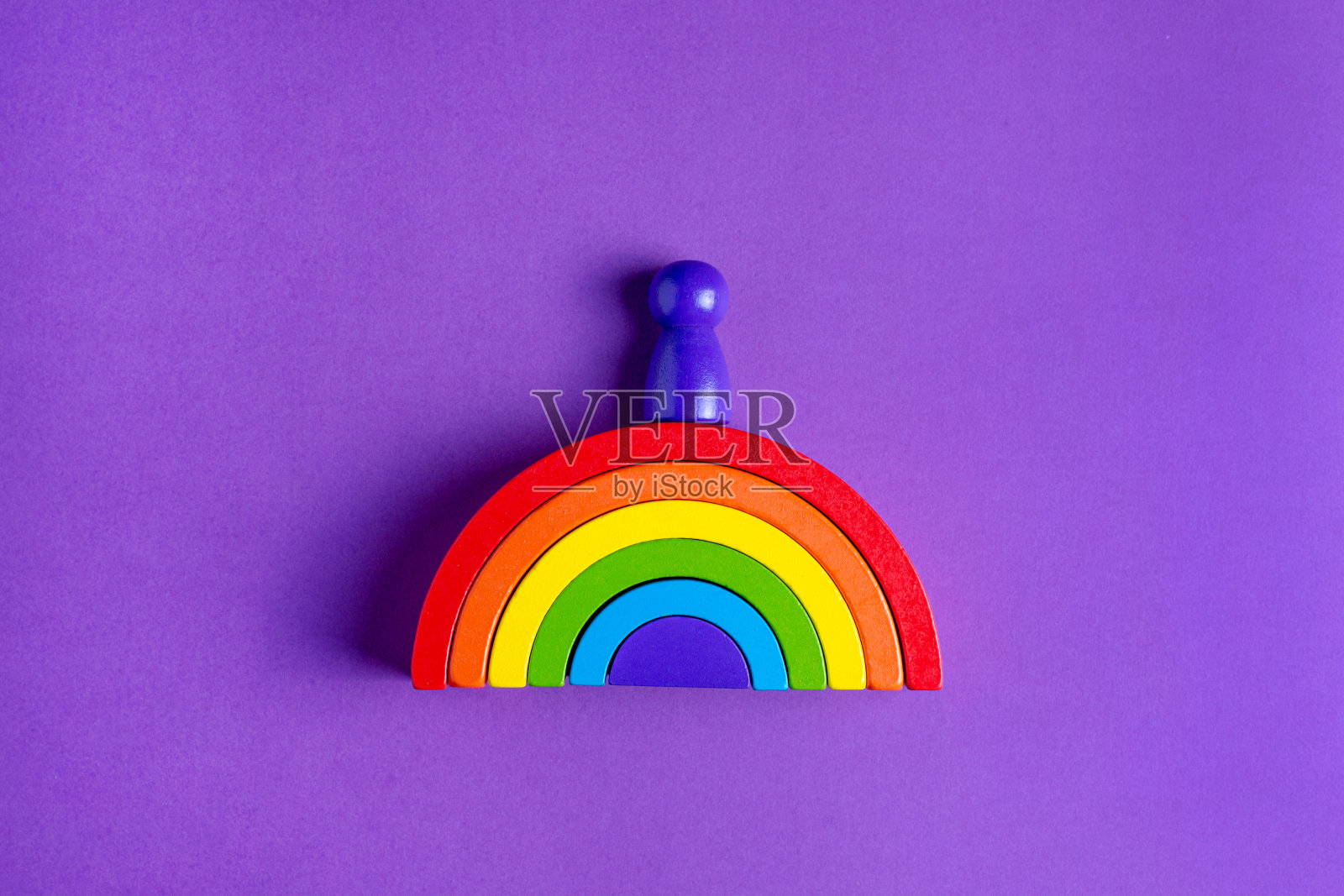 彩色华尔道夫木制人偶彩虹在蒙台梭利的紫色背景教学教学法，儿童游戏的概念照片摄影图片