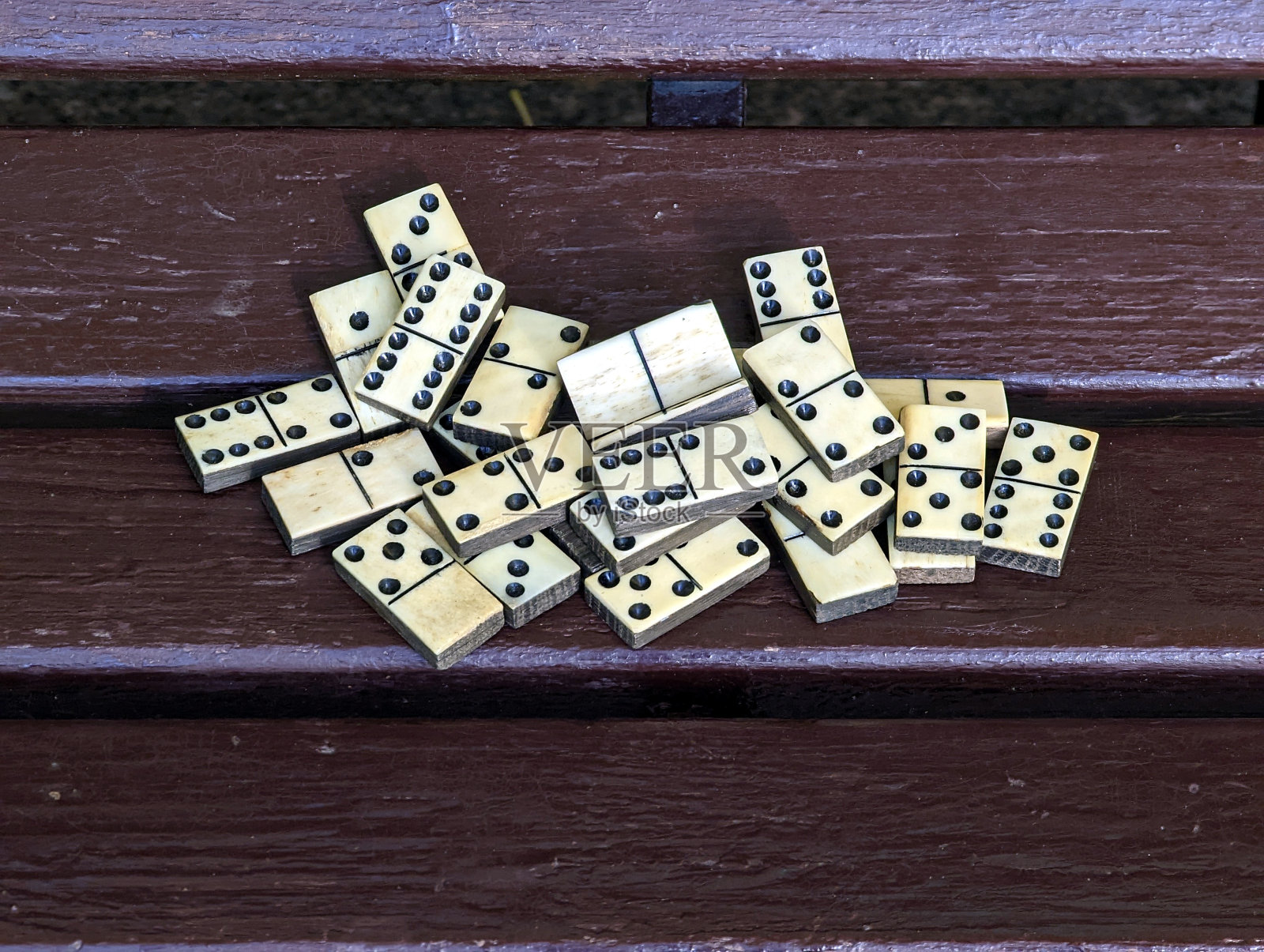 多米诺骨牌碎片躺在长凳上照片摄影图片