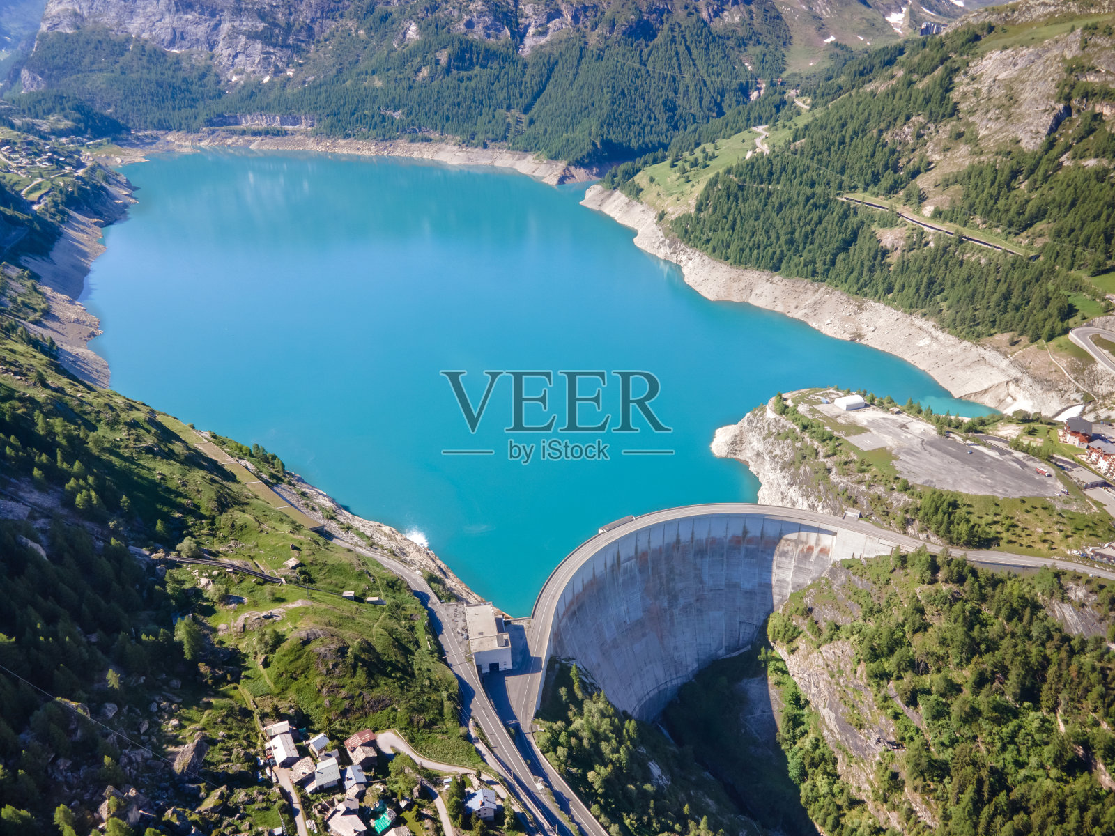 阿尔卑斯山脉水坝和蓝色水库湖鸟瞰图发电。低二氧化碳足迹，脱碳，可再生能源，可持续发展，水力发电。照片摄影图片