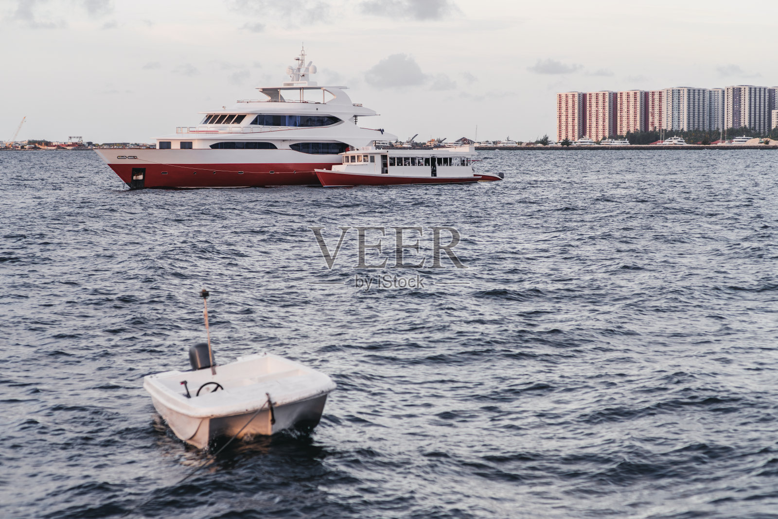 马累水域有三艘船照片摄影图片