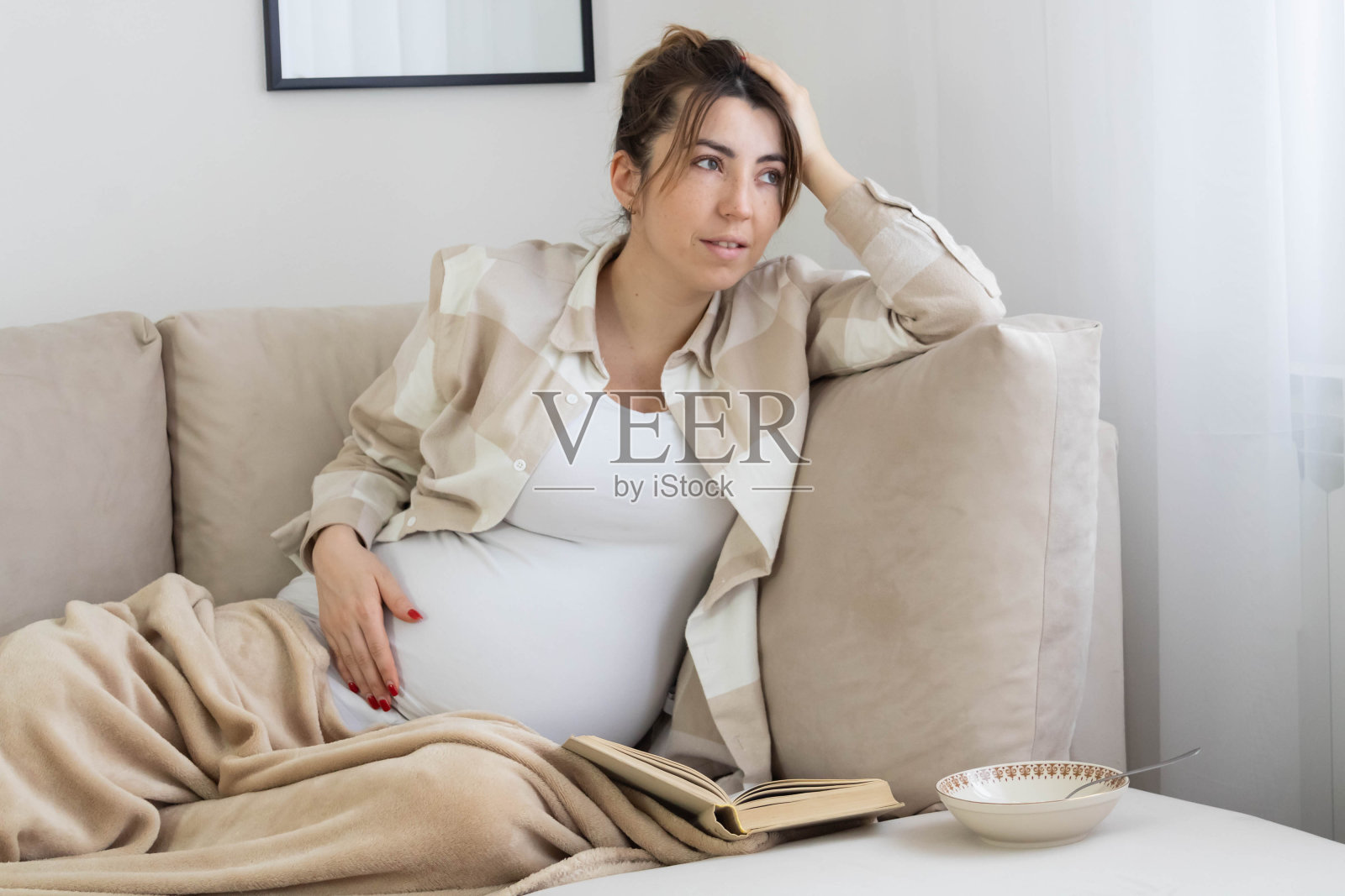 在家放松的时间。库存照片，拷贝空间。照片摄影图片