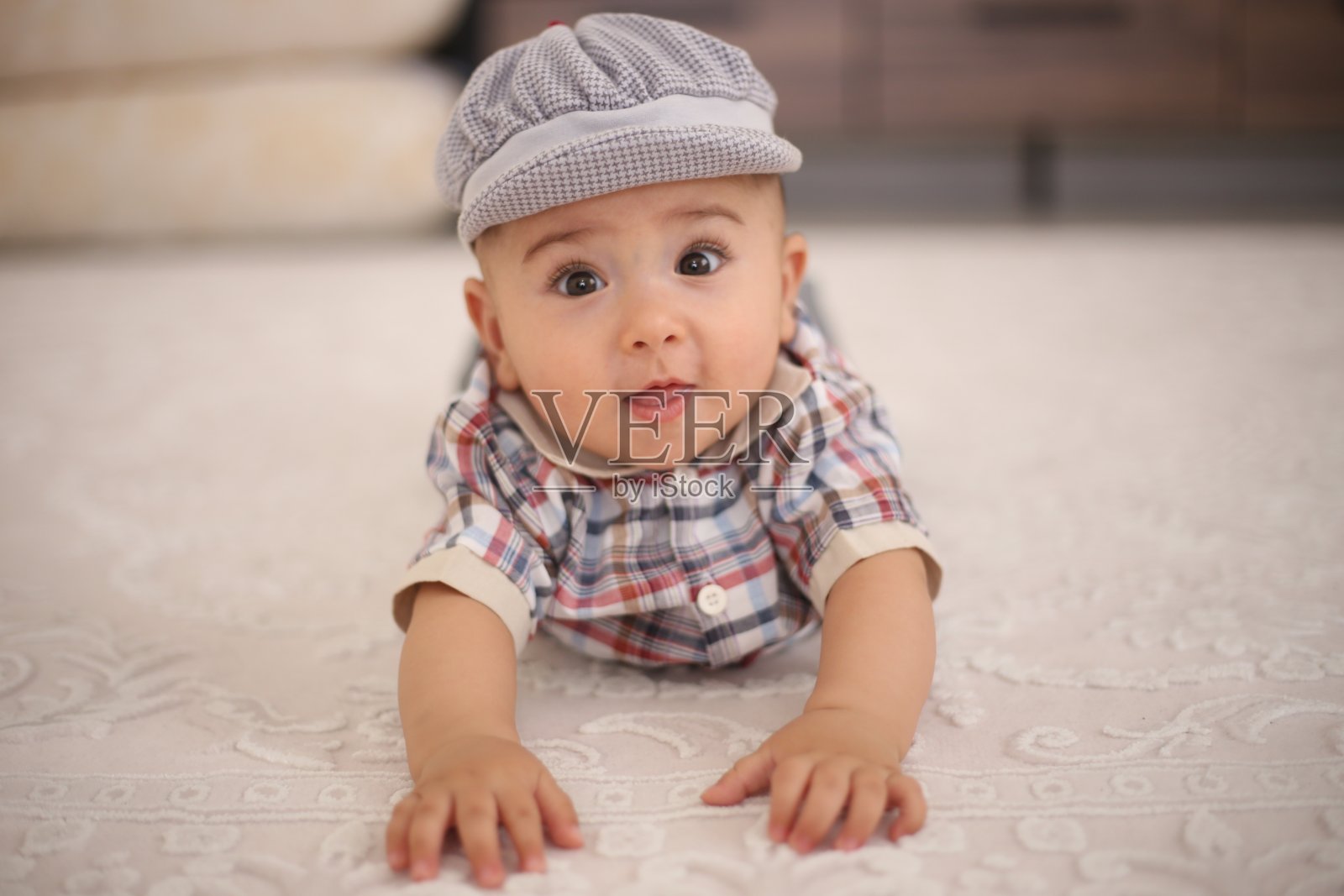 躺在地毯上的男孩肖像照片摄影图片