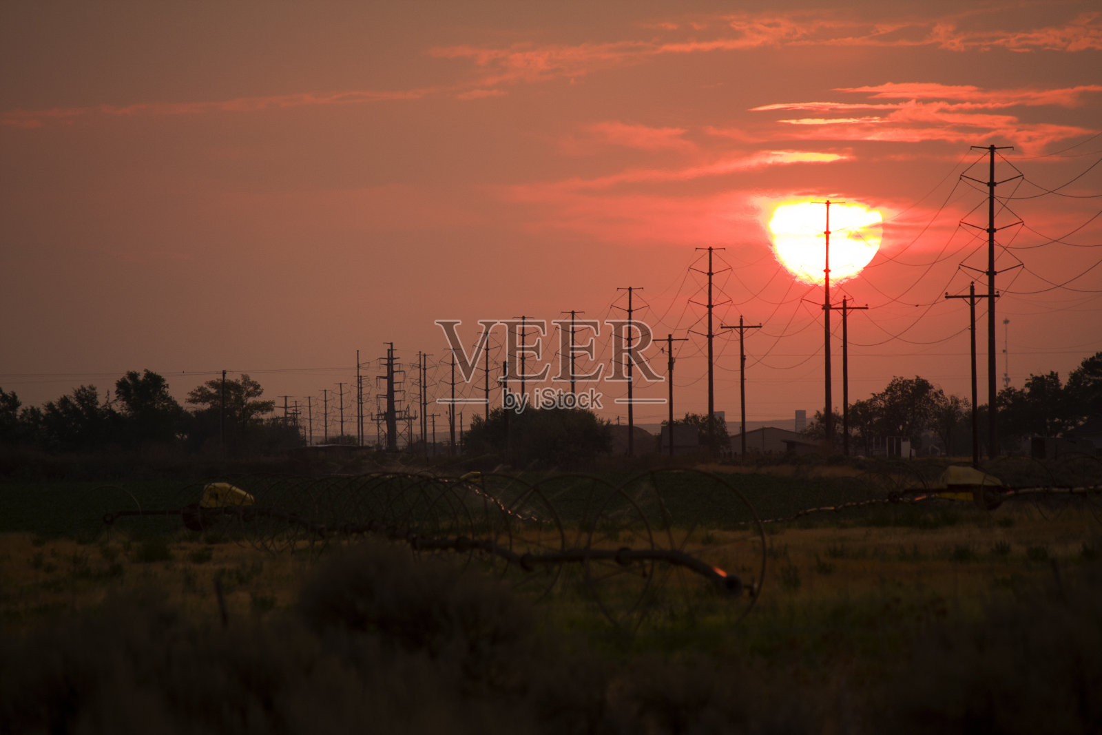 灌溉和电力线日落照片摄影图片