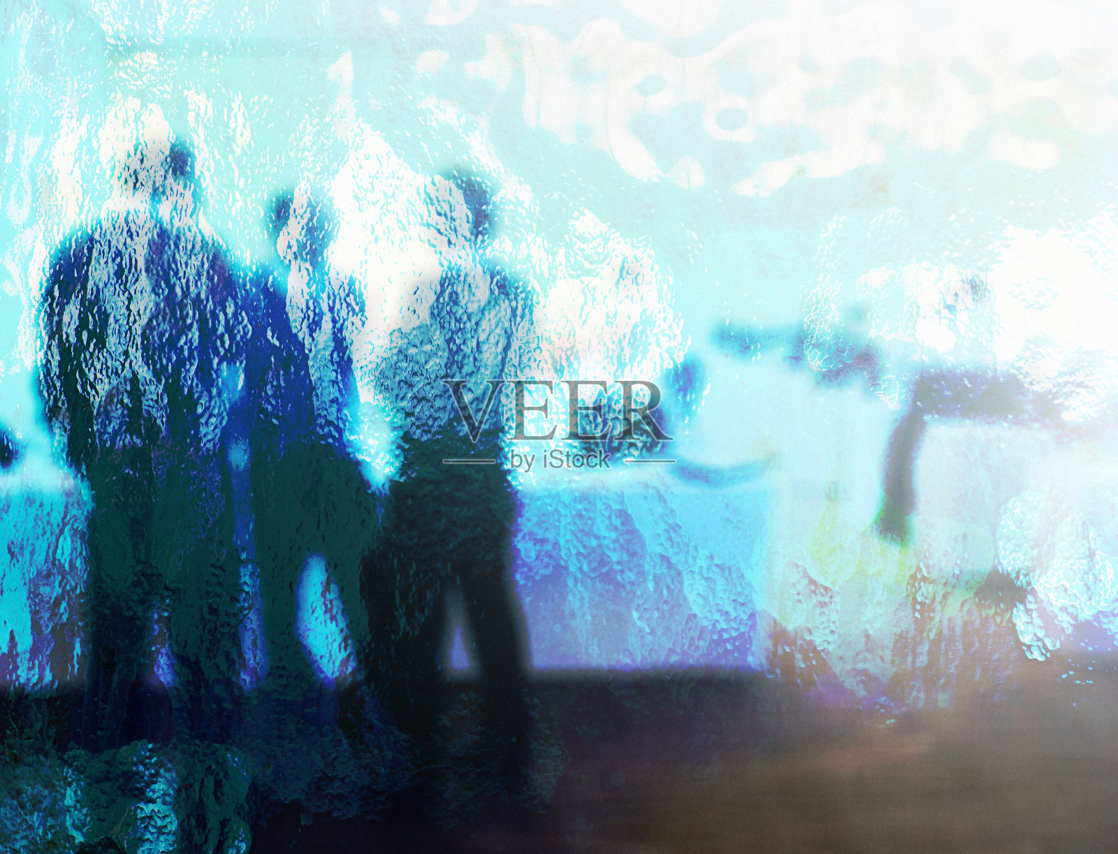 一群商人站在那里讨论，透过扭曲的模糊玻璃照片摄影图片