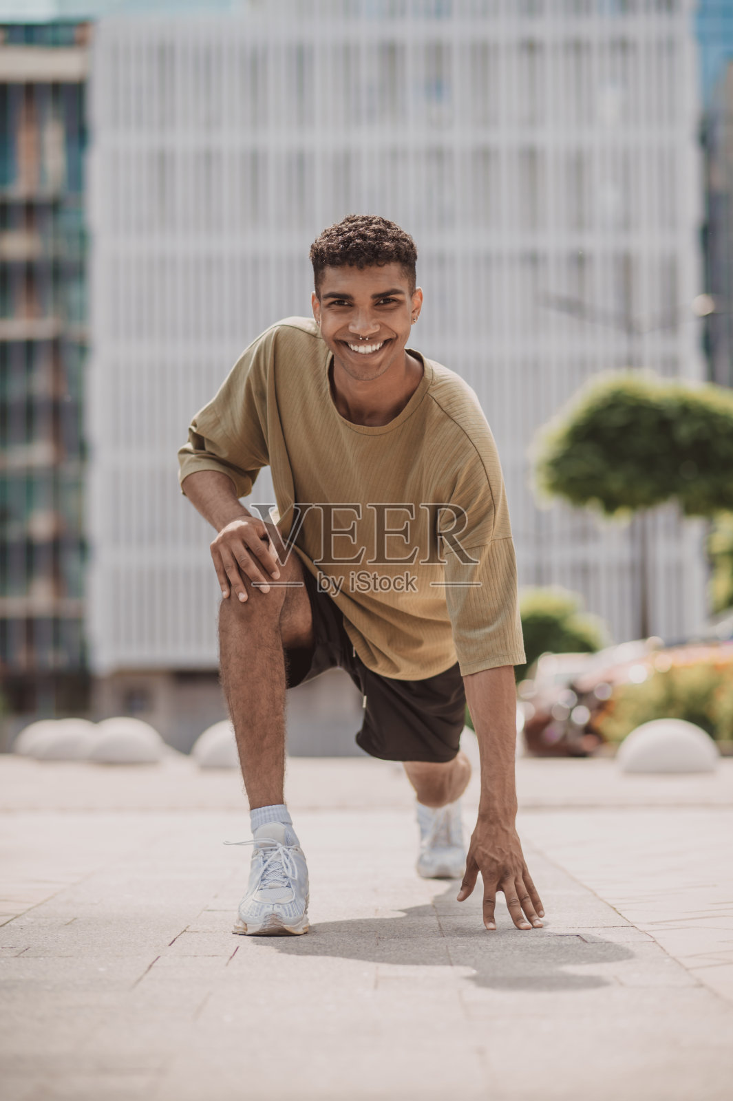 英俊的年轻人正在锻炼，看起来很活跃照片摄影图片