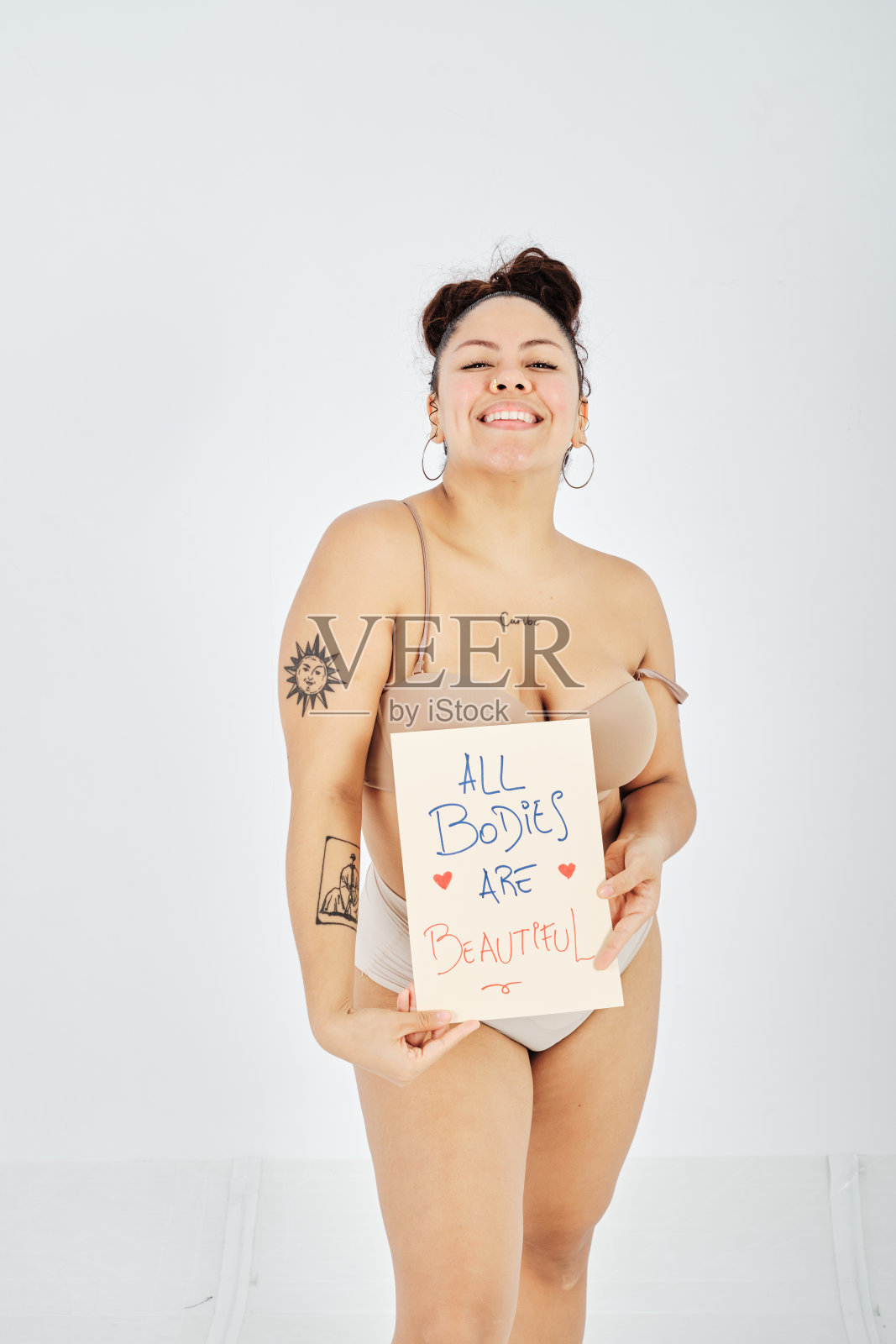 脱衣微笑曲线女性与身体正面标语照片摄影图片