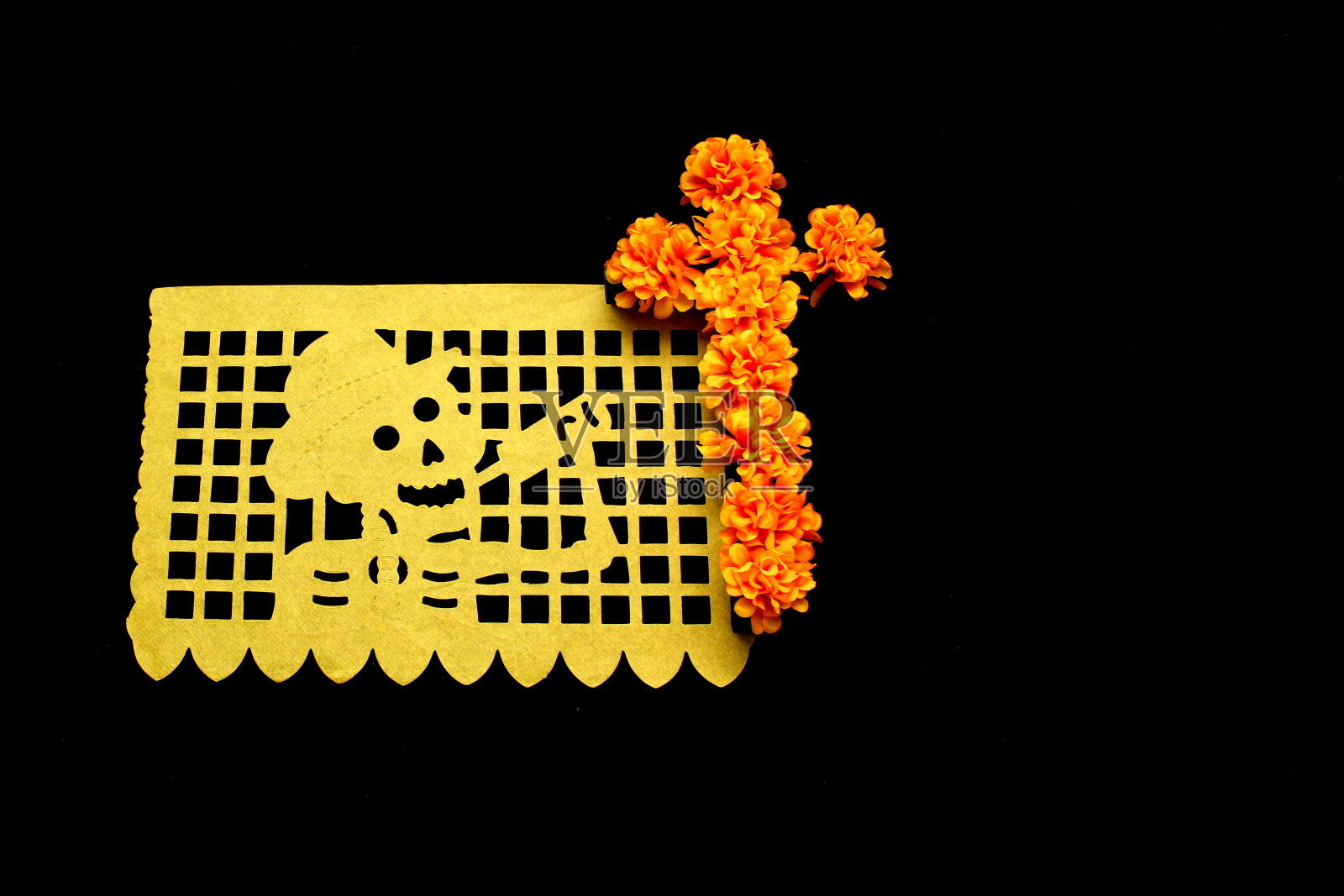 传统的彩色Papel Picado和cempasuchil花装饰的祭品是墨西哥文化的一部分，黑色背景的短语，帖子和邀请照片摄影图片