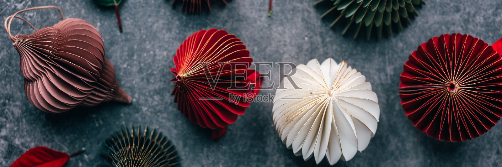 时髦的纸制圣诞树装饰物照片摄影图片