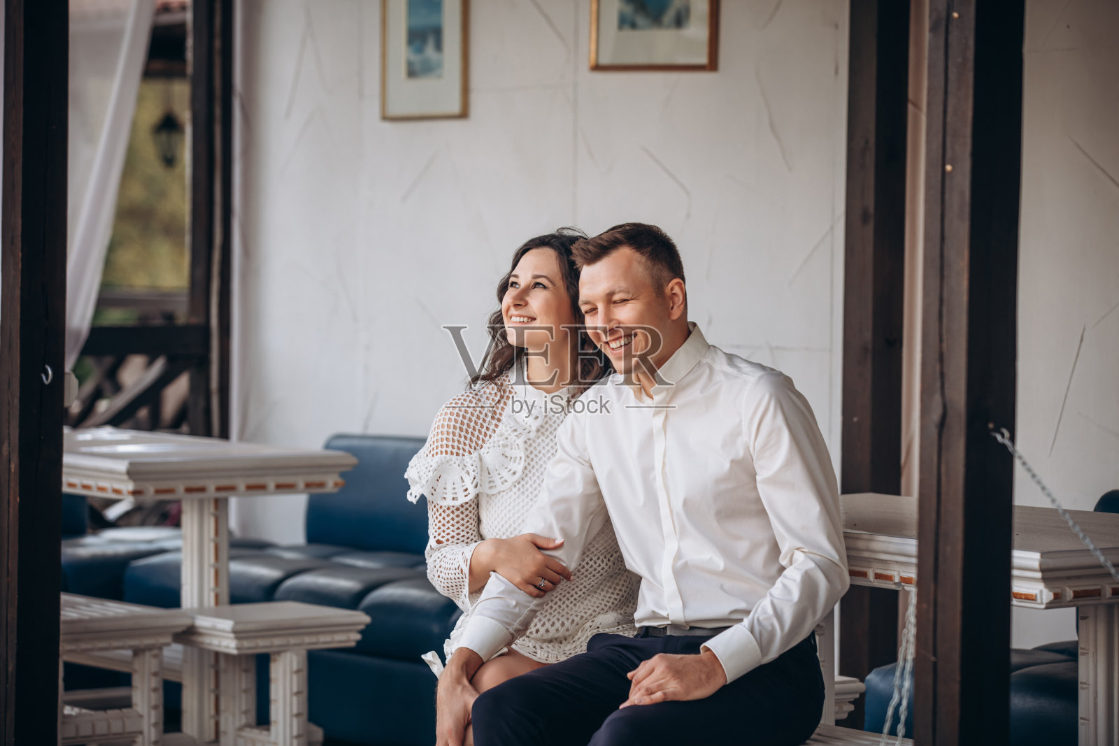 美丽幸福的情侣相爱的男人和女人，画像在房子的露台上照片摄影图片