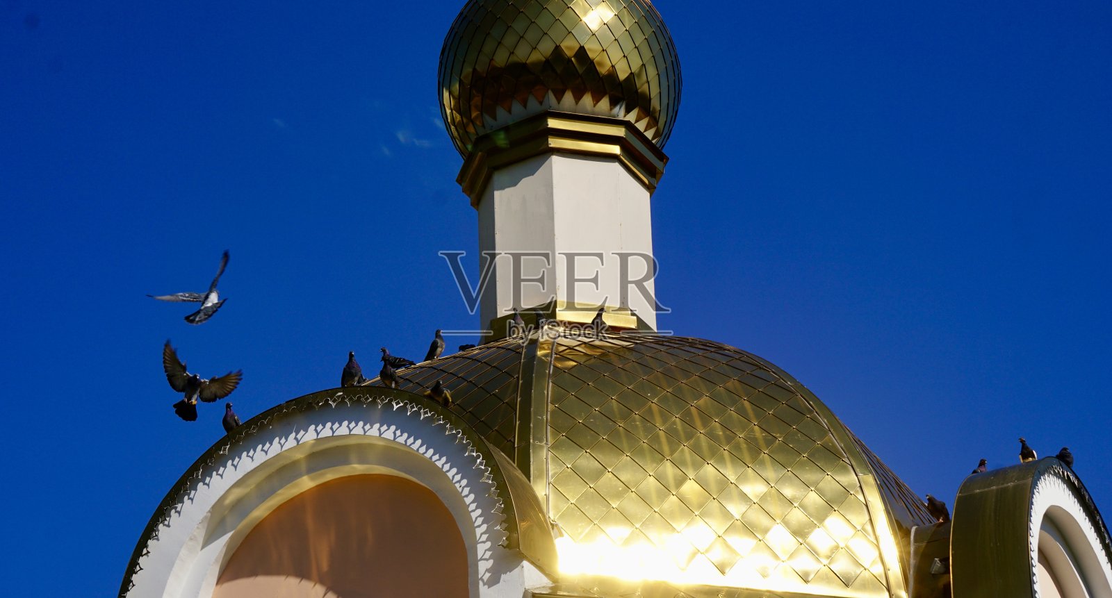 圣烈士塔蒂亚纳教堂是FEFU纪念建筑群的一部分，由一座寺庙、一座钟楼和一座纪念在1941-1945年卫国战争中牺牲的理工学院师生的纪念碑组成。照片摄影图片