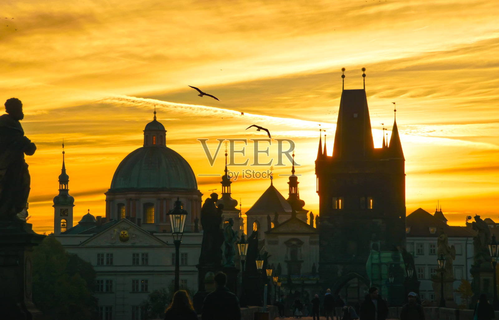 布拉格，日出时的查尔斯桥照片摄影图片