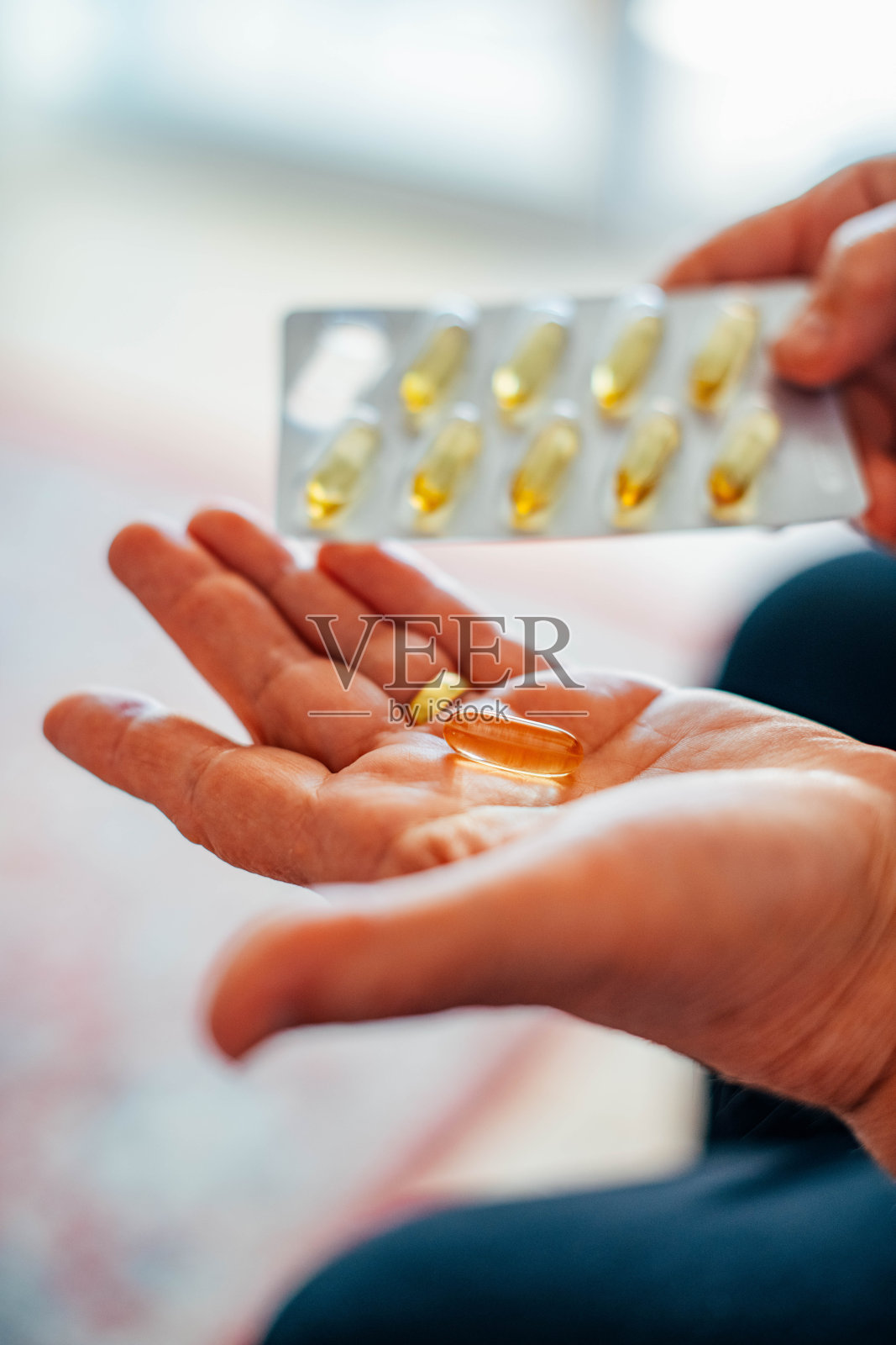 欧米加3胶囊在手照片摄影图片