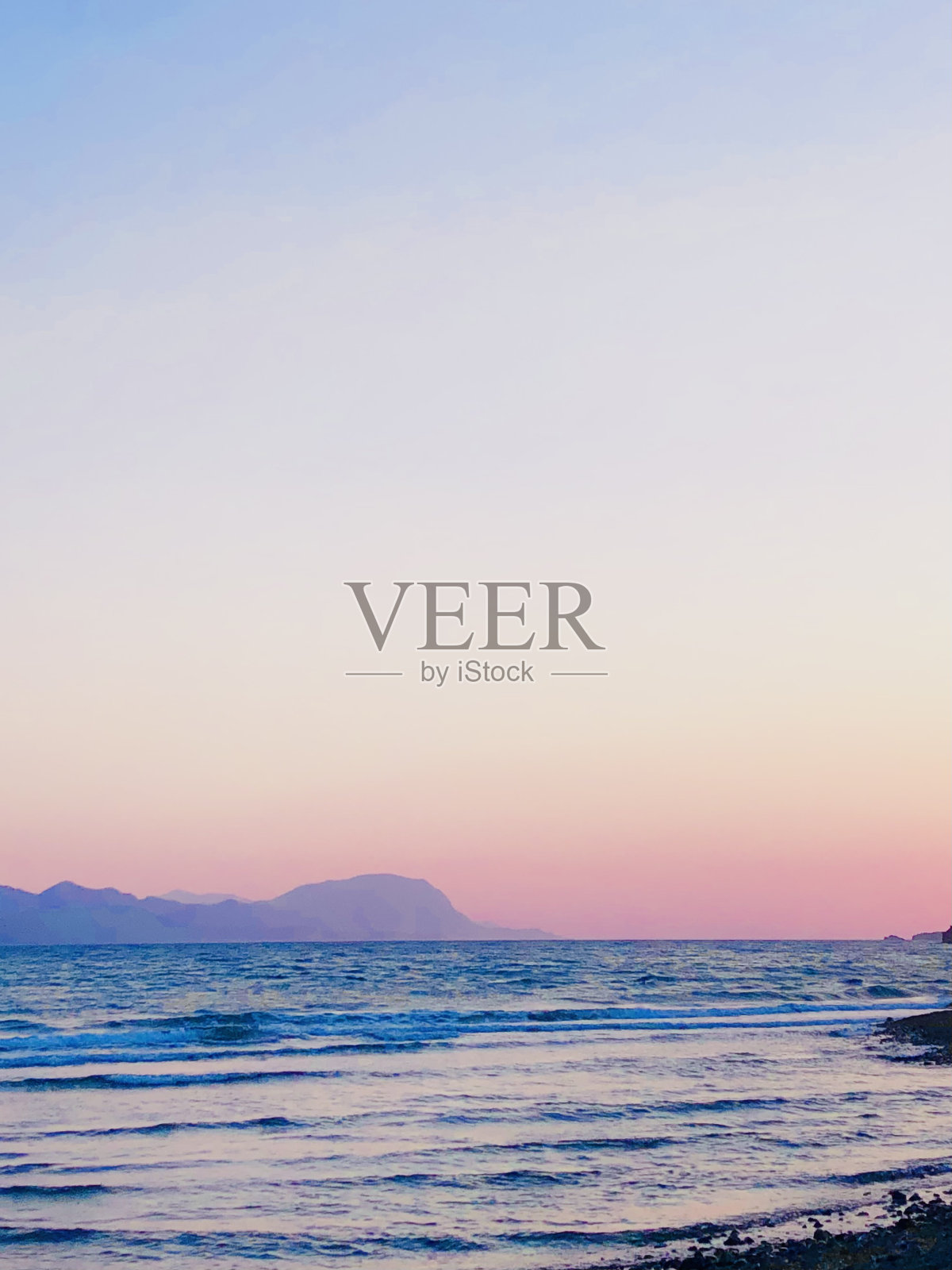 粉红色的天空，大海和波浪照片摄影图片