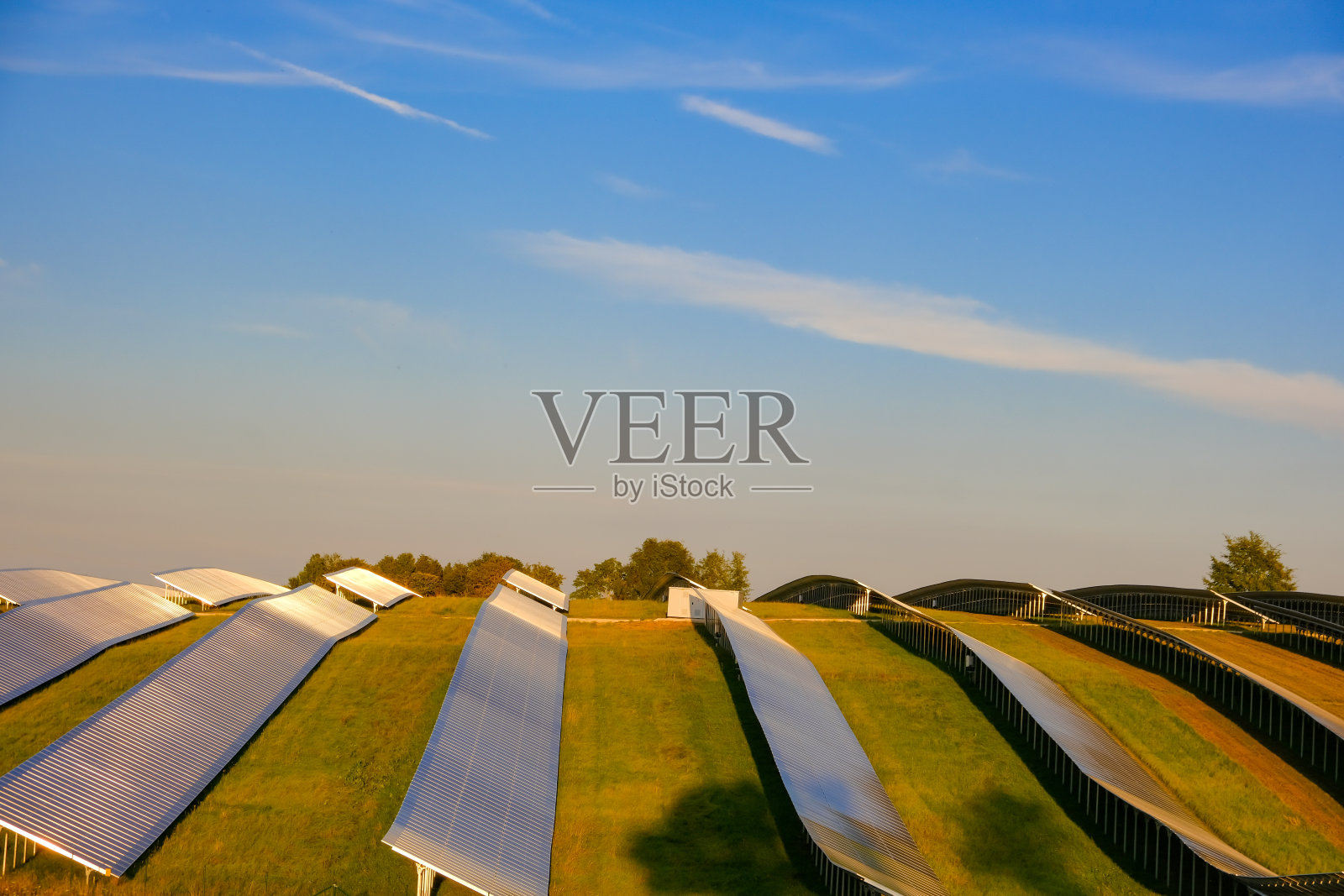 太阳能电池板领域。来自大自然的可再生能源。太阳能发电技术。替代能源。可再生能源。照片摄影图片