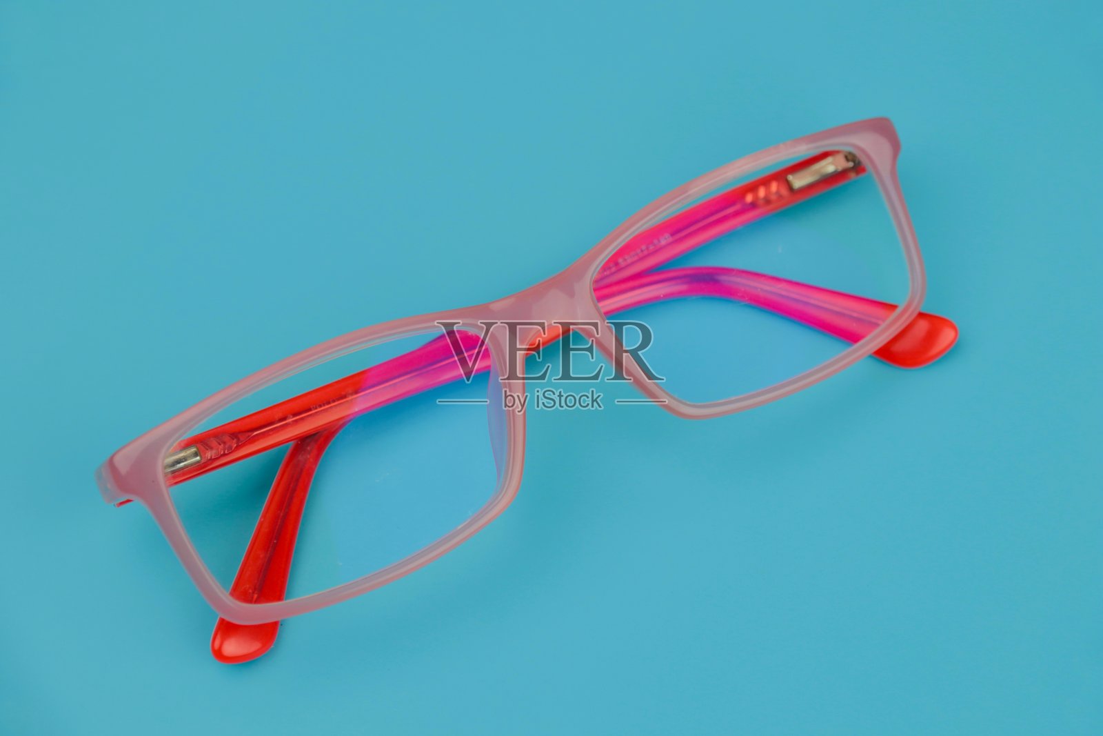 蓝底粉红眼镜，眼镜时尚，眼镜框照片摄影图片