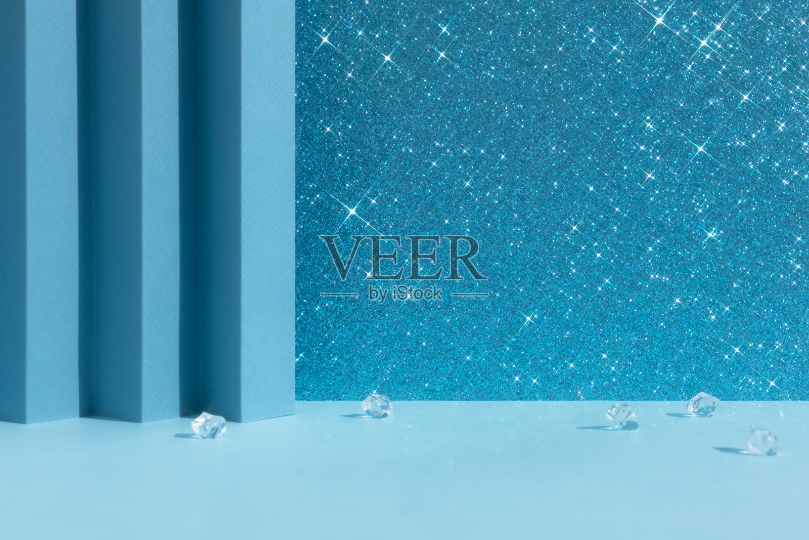 抽象的几何蓝色和闪闪发光的背景与水晶的介绍化妆品产品或礼物。溢价讲台,场景。展示,显示情况。照片摄影图片
