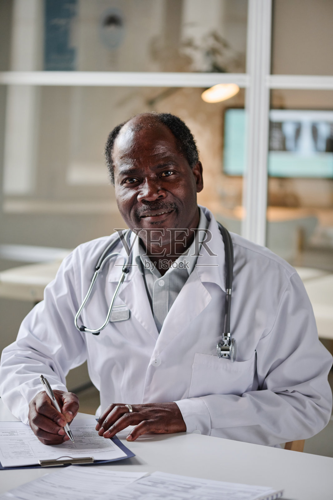 在办公室工作的非洲男性儿科医生照片摄影图片