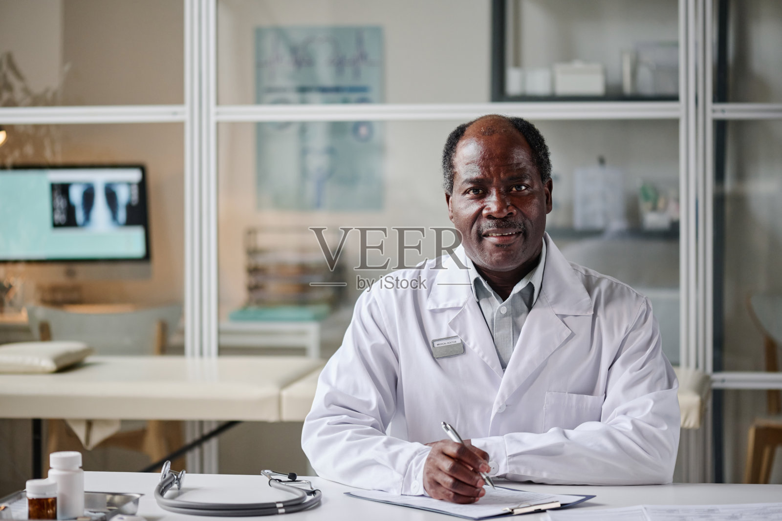 非洲儿科医生在他工作的地方工作照片摄影图片