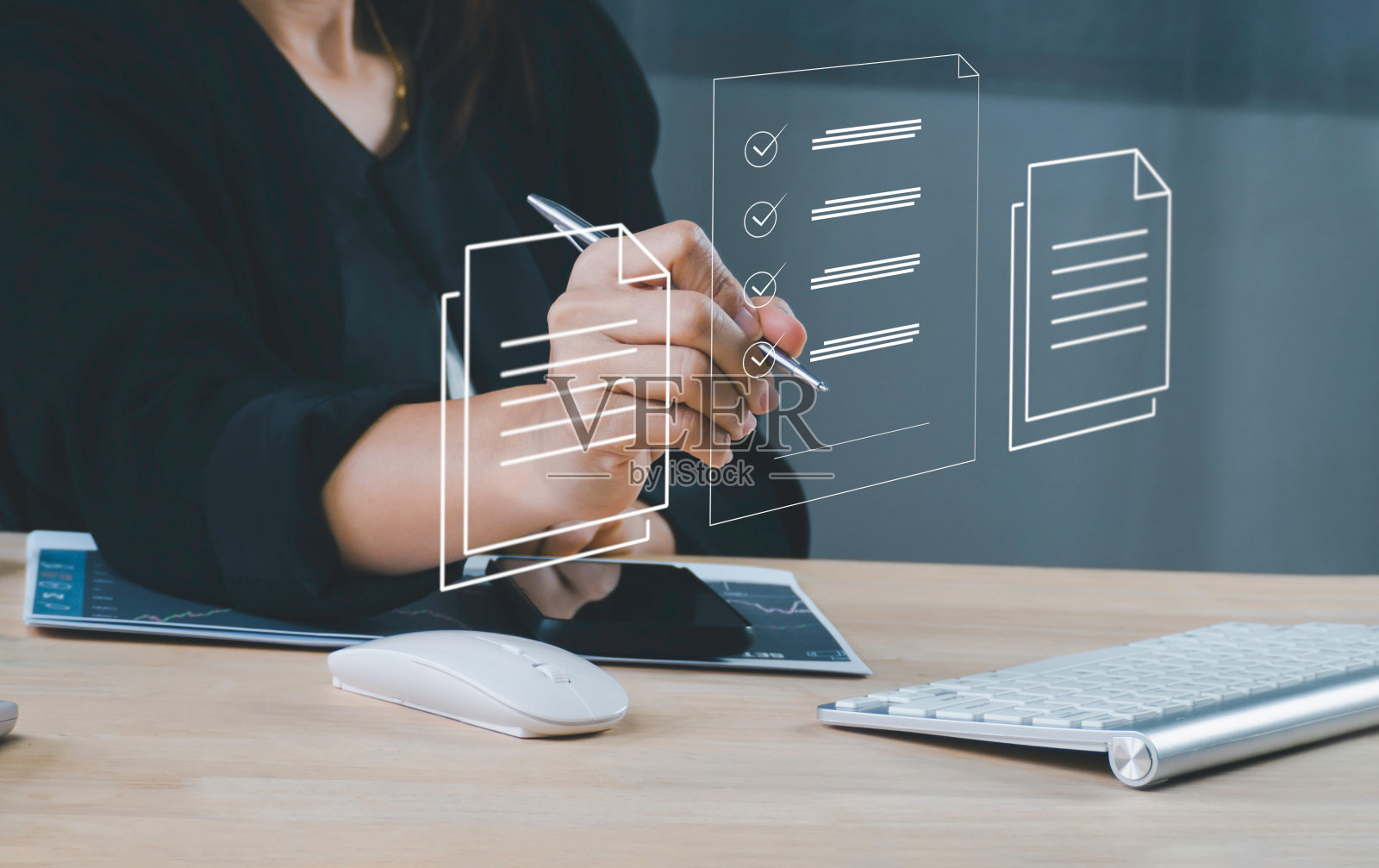 电子签名的概念，商务人士用笔在电子文件上签名，在数字文件上，无纸化办公，未来商务合同的签署。照片摄影图片