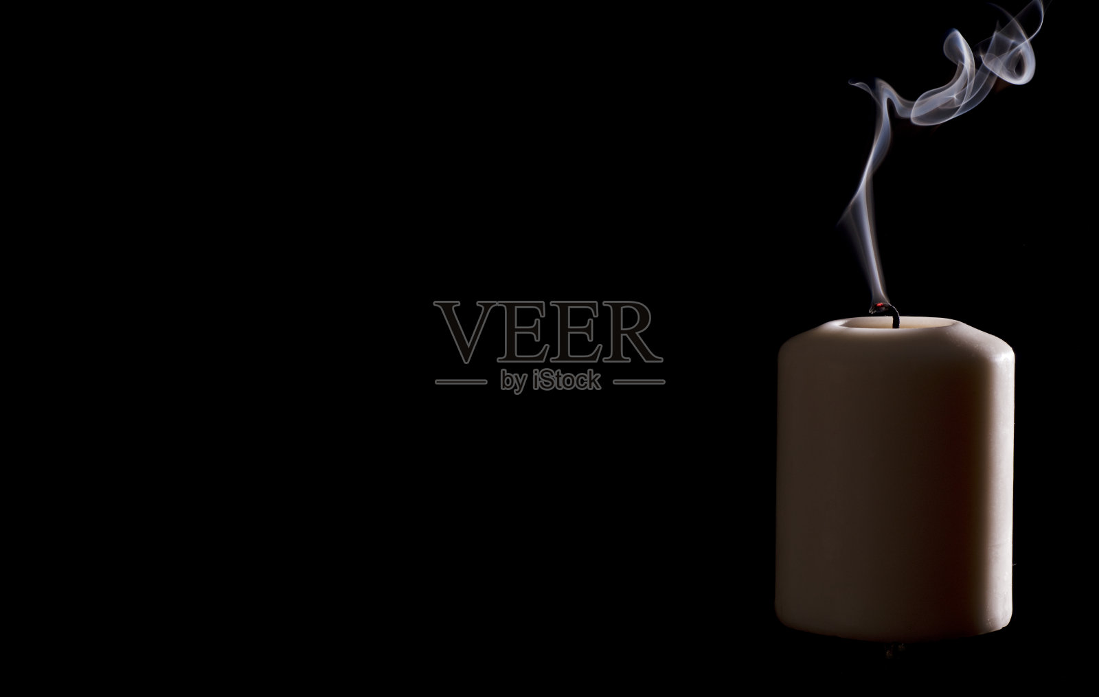 用深色背景把蜡烛熄灭照片摄影图片