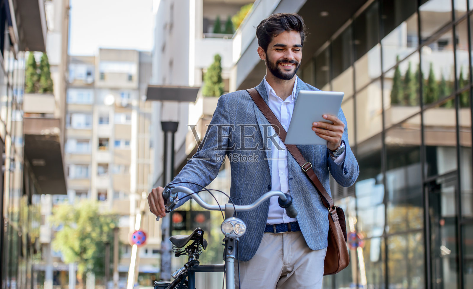 年轻的商人在去办公室的路上。商业，教育，生活理念照片摄影图片