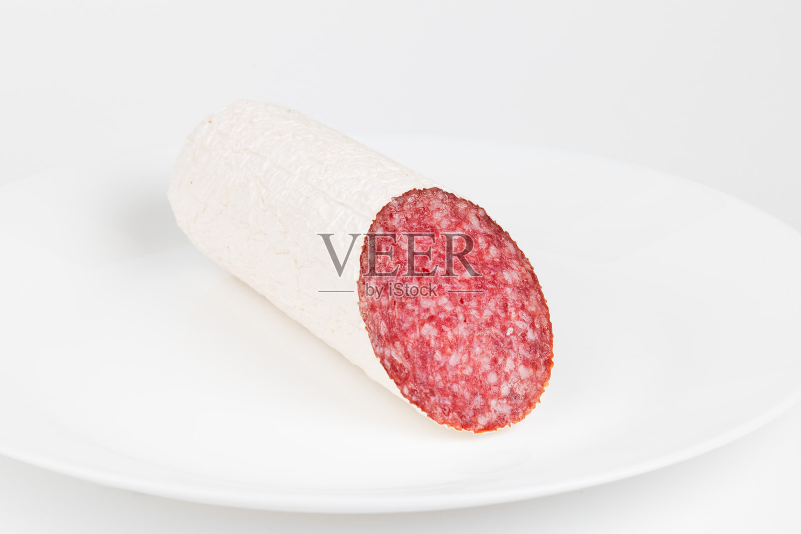 白色盘子里的意大利香肠，猪肉零食。照片摄影图片