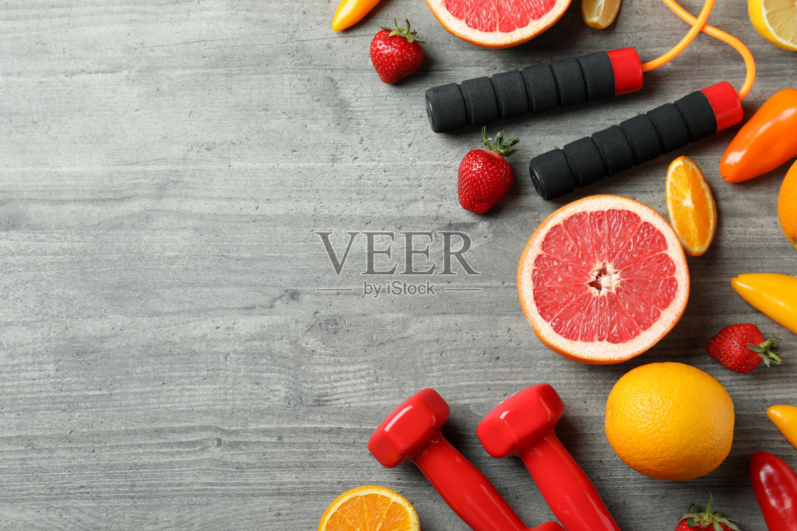 健康食品，跳绳和在灰色纹理背景上的哑铃照片摄影图片