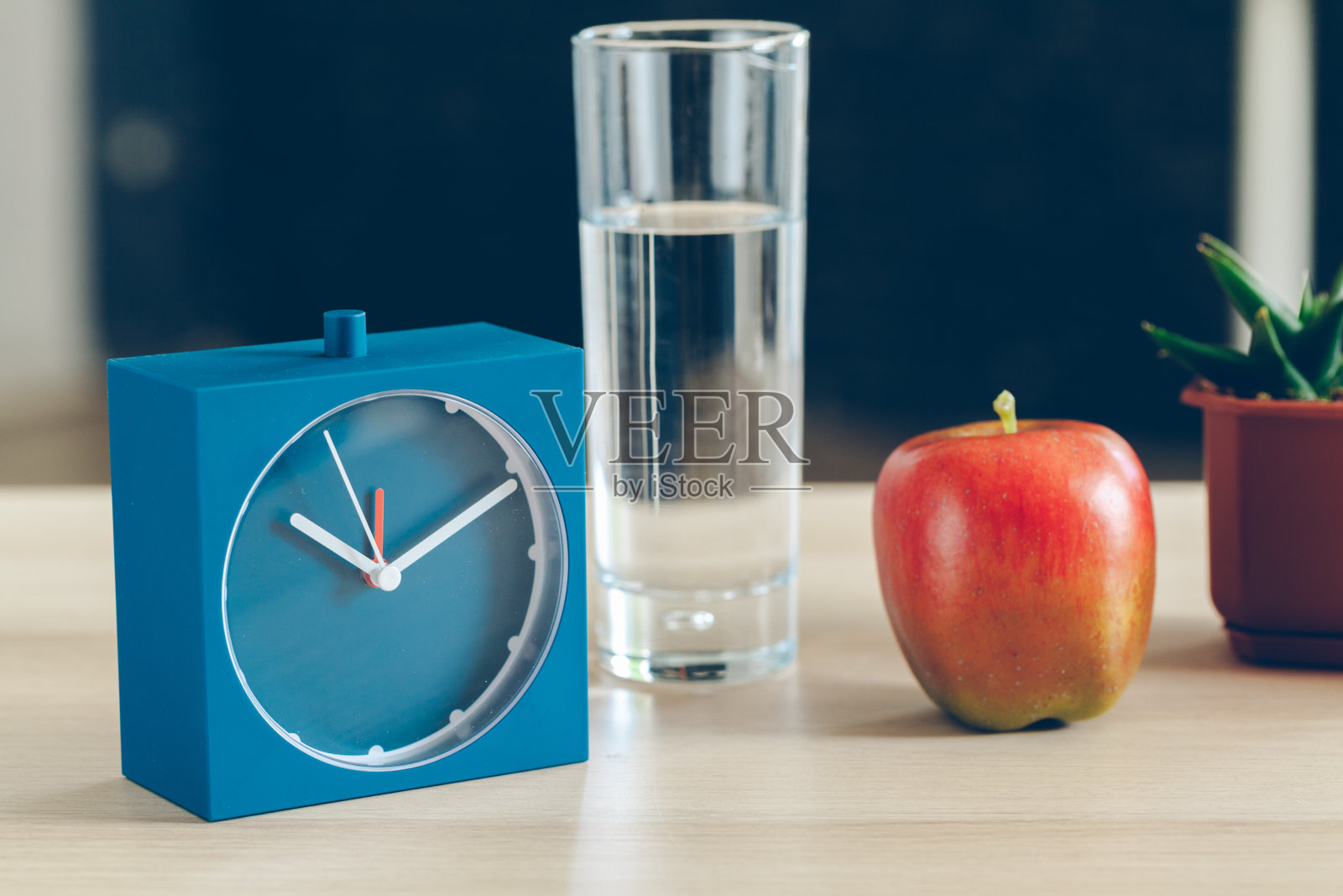 早晨的太阳。闹钟上一个美丽的背景照片摄影图片