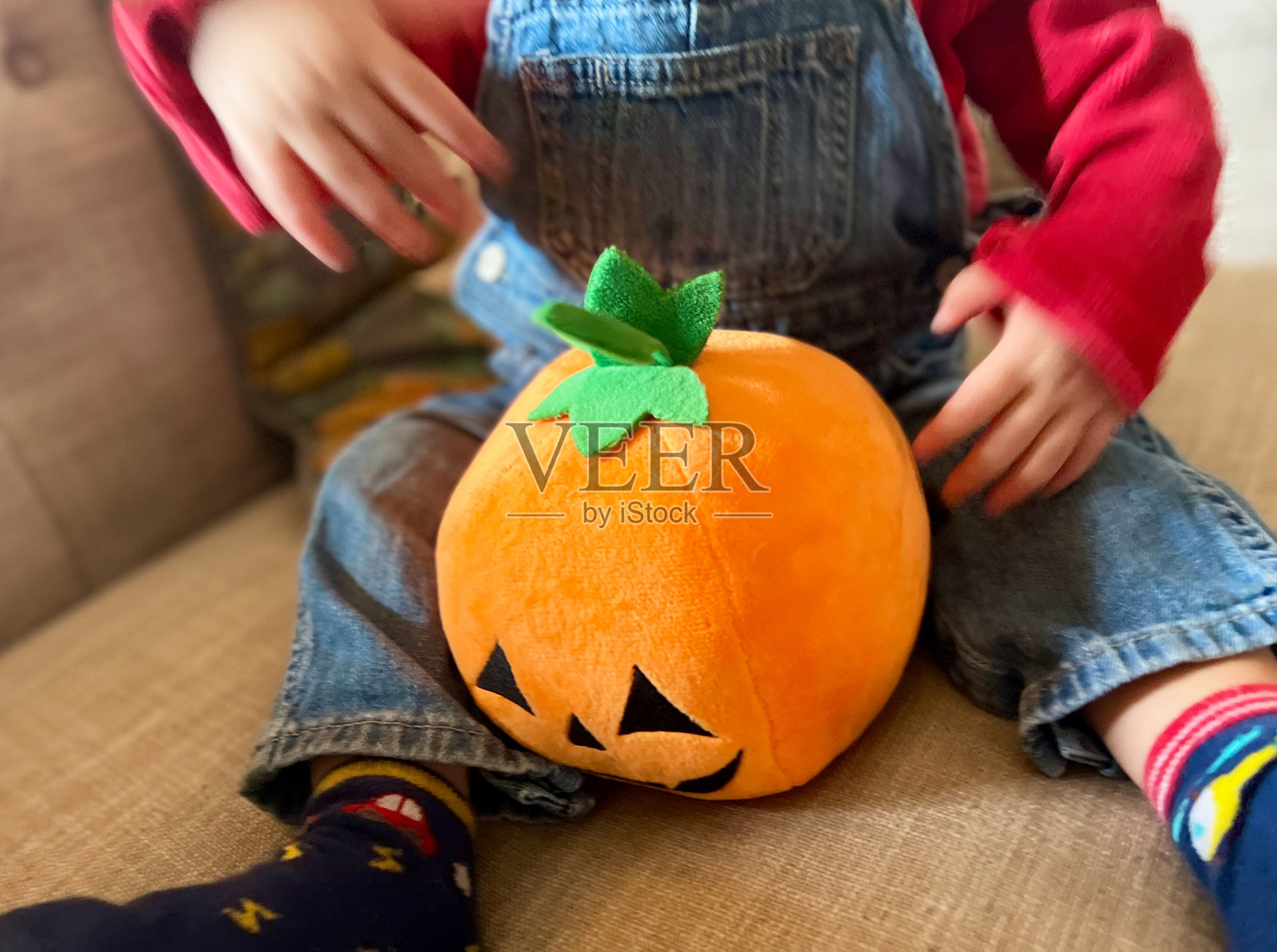 小男孩在玩杰克灯玩具照片摄影图片