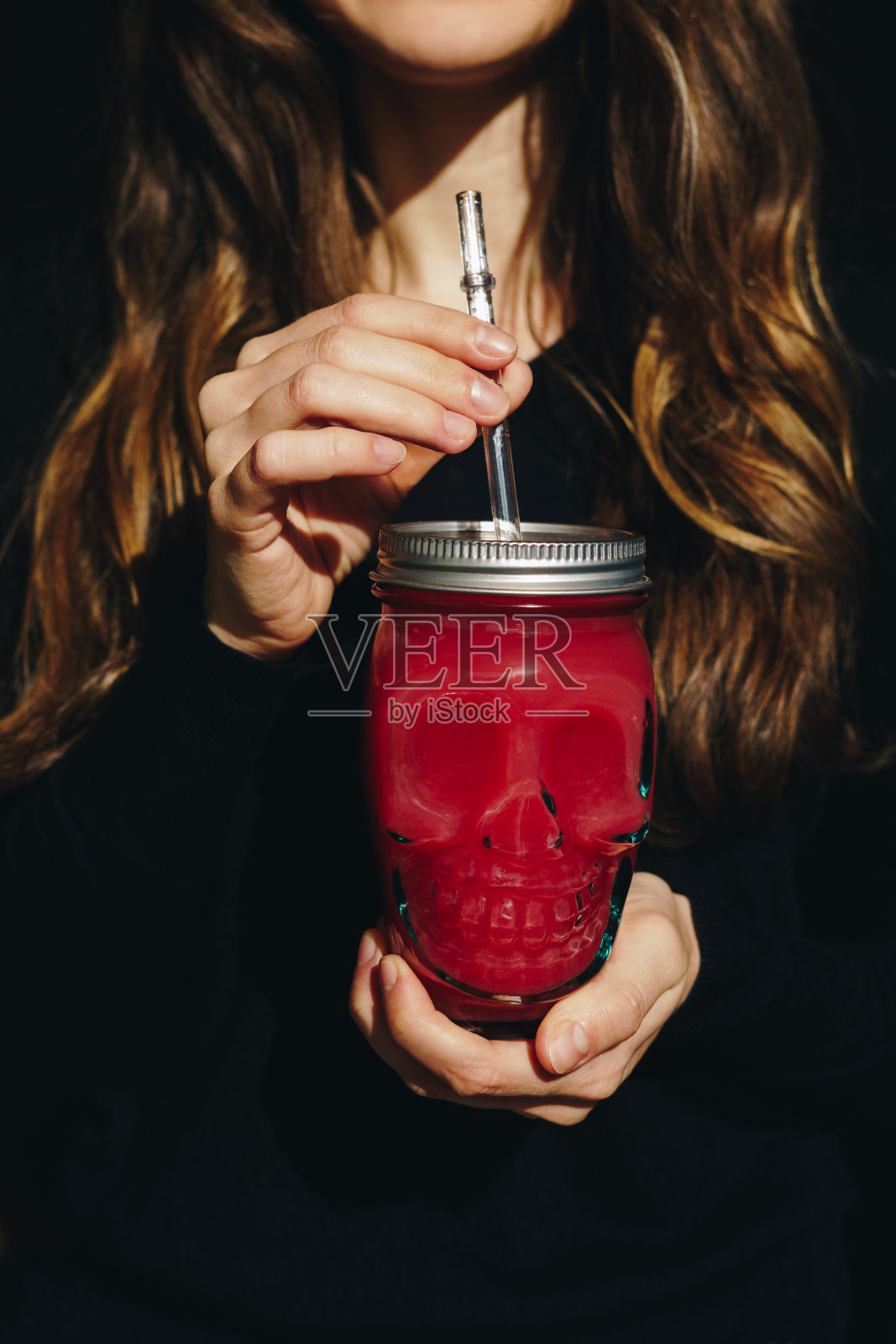 女子喝万圣节鸡尾酒照片摄影图片