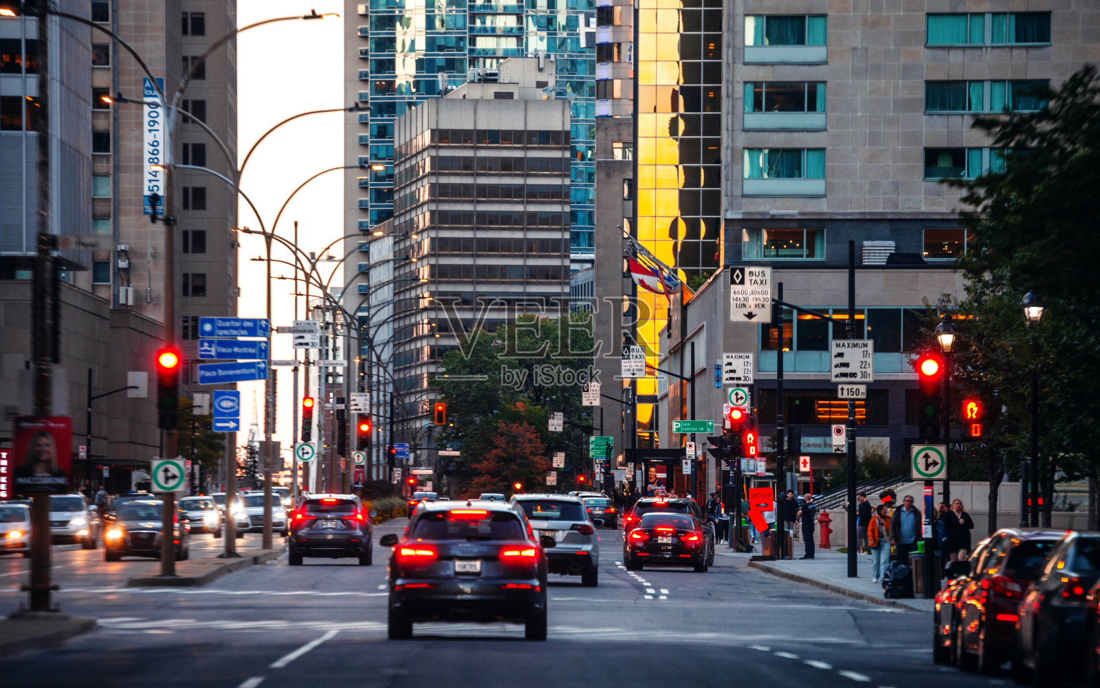 蒙特利尔市中心夜间交通照片摄影图片
