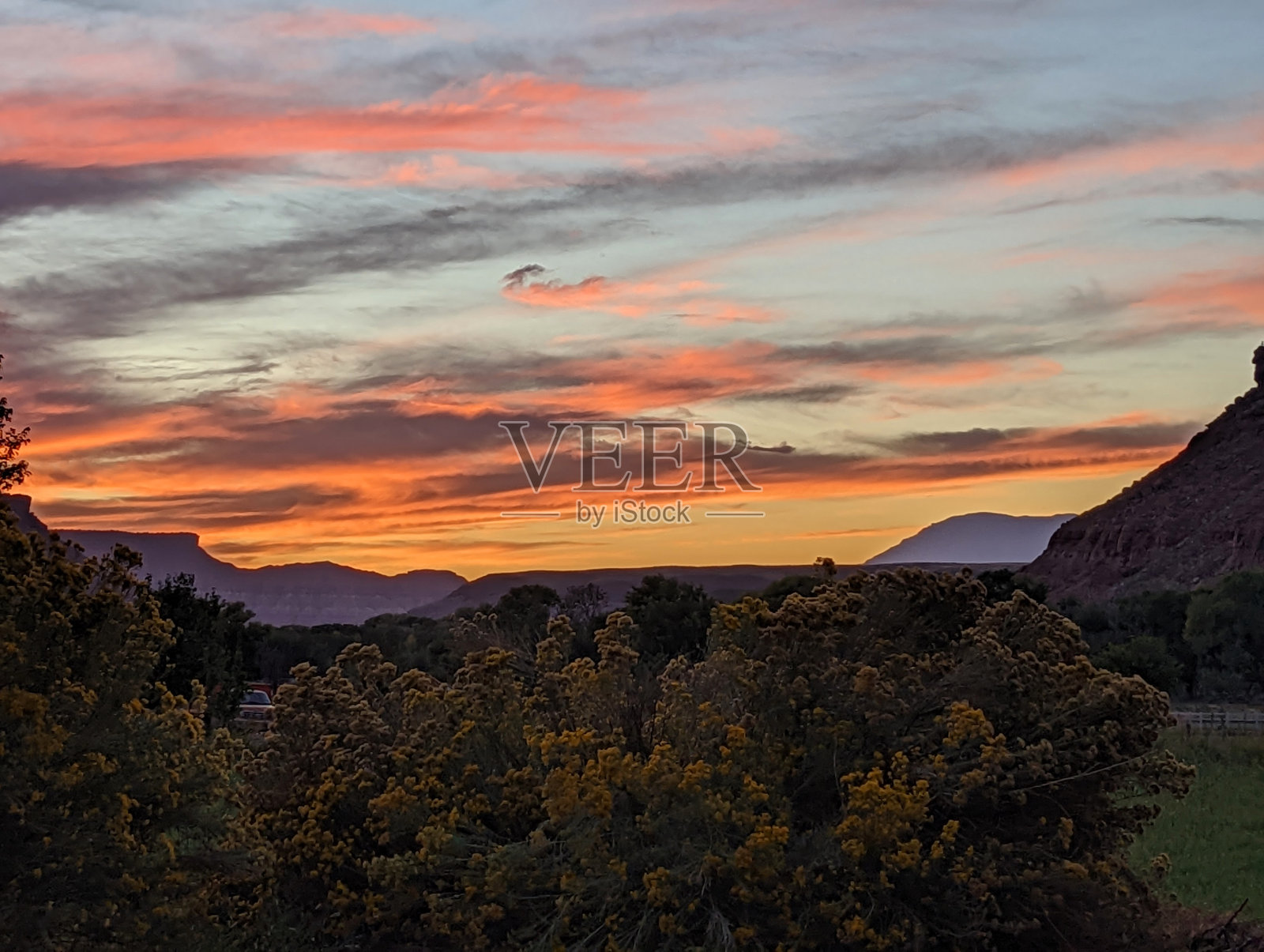 沿着格拉夫顿路俯瞰犹他州罗克维尔的维珍河谷的日落照片摄影图片