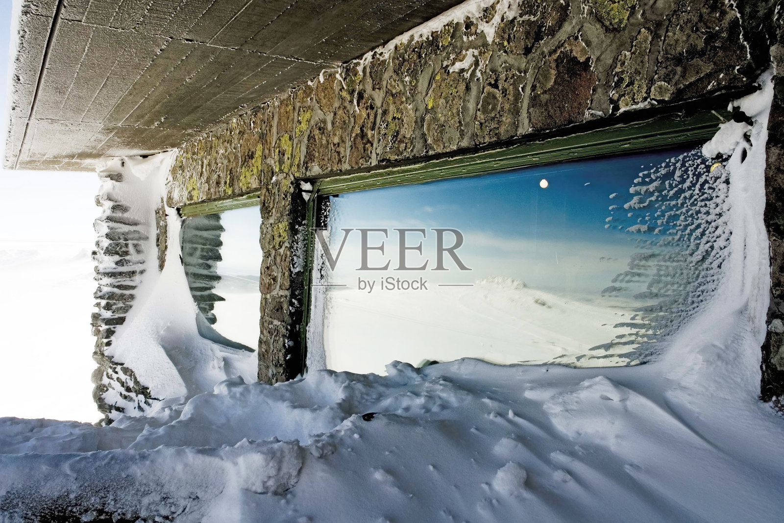 下雪的房子，窗户被冻住了照片摄影图片