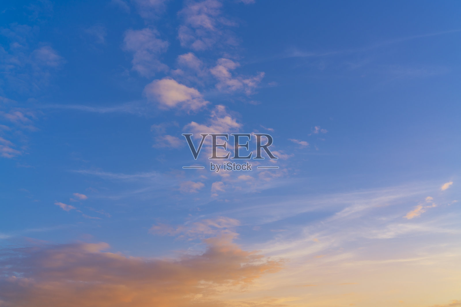 黄昏时的日落天空有蓝色和金橙色照片摄影图片