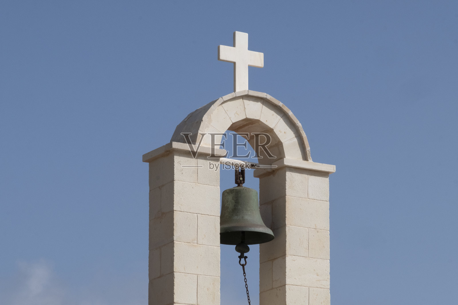 蓝色天空拱门上的希腊教堂钟照片摄影图片