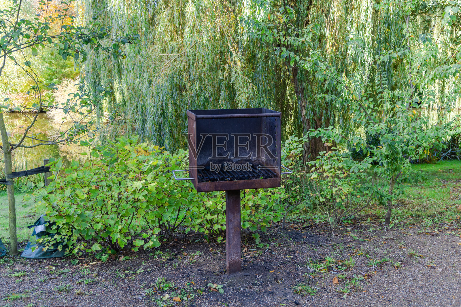 公园里的烧烤区有烧烤架照片摄影图片