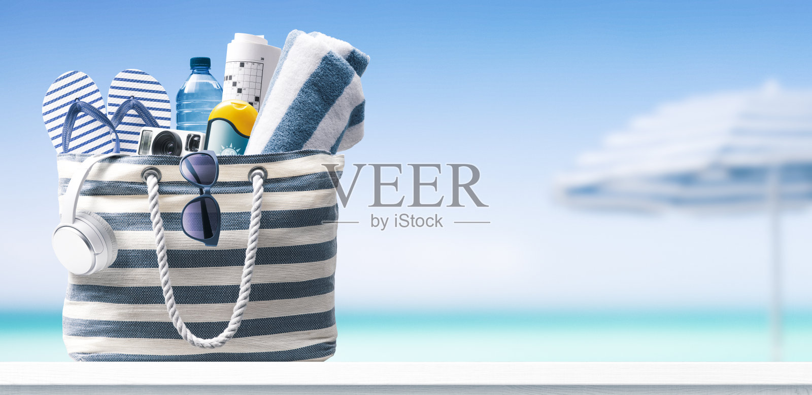 沙滩包的配件和热带海滩照片摄影图片
