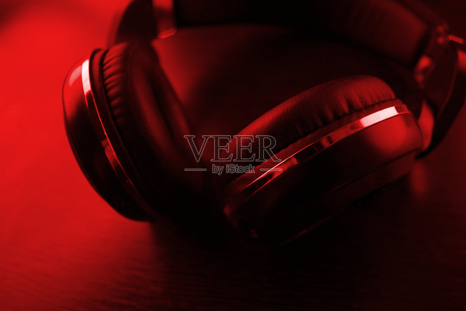 深色背景耳机照片摄影图片