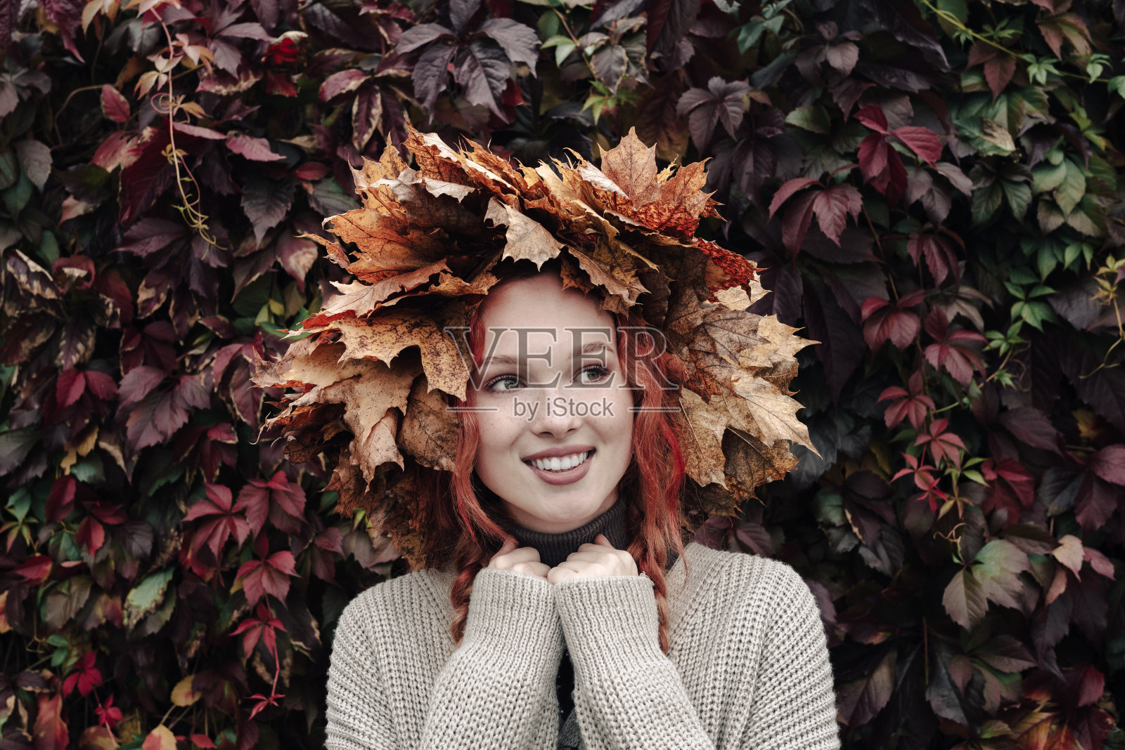 树叶里的女孩肖像照片摄影图片