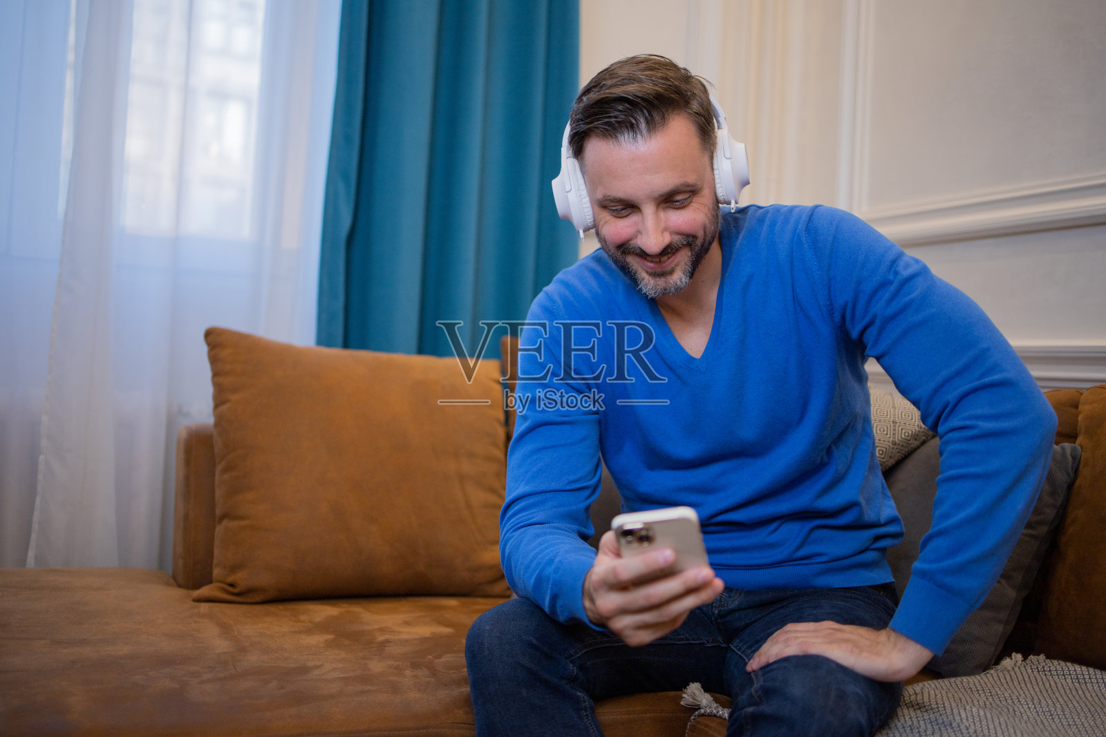 一个中年男人听音乐的肖像照片摄影图片