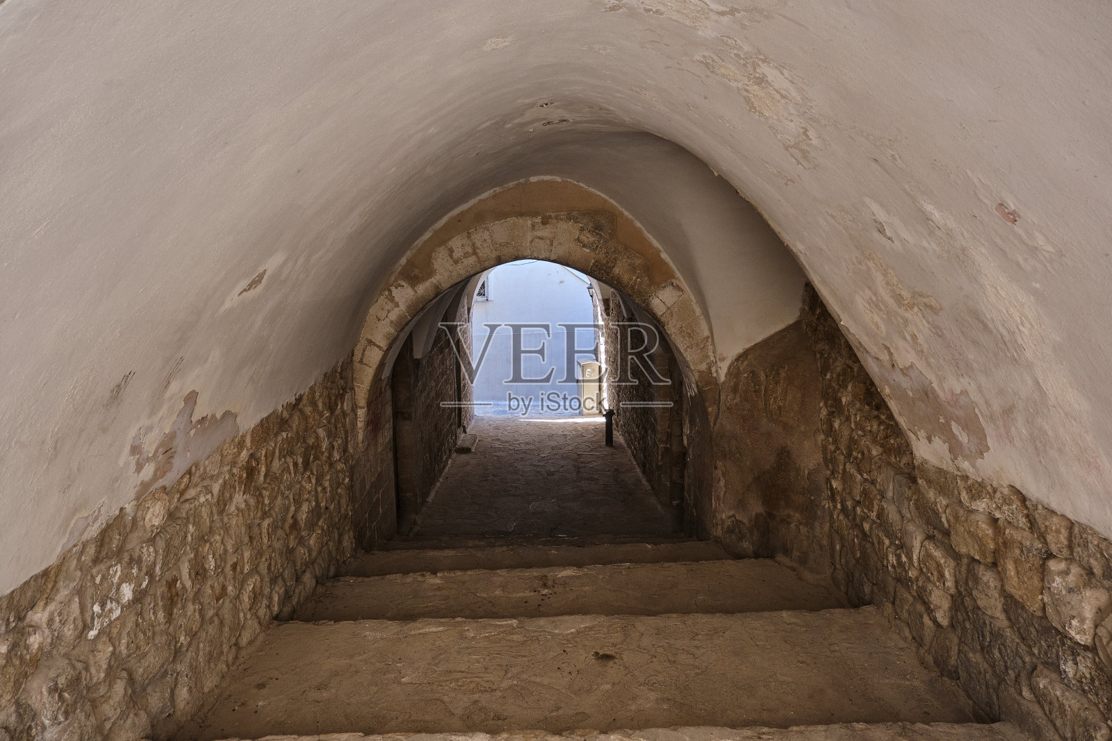 废弃的楼梯隧道照片摄影图片