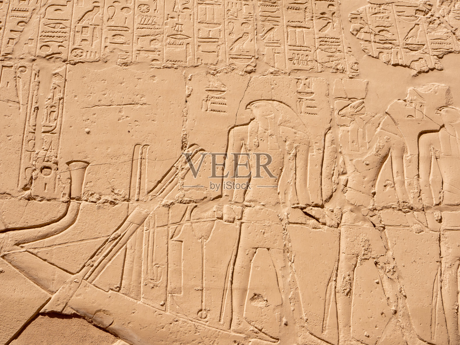 卡纳克神庙中的埃及象形文字和古代绘画：鹰头人身埃及神荷鲁斯照片摄影图片