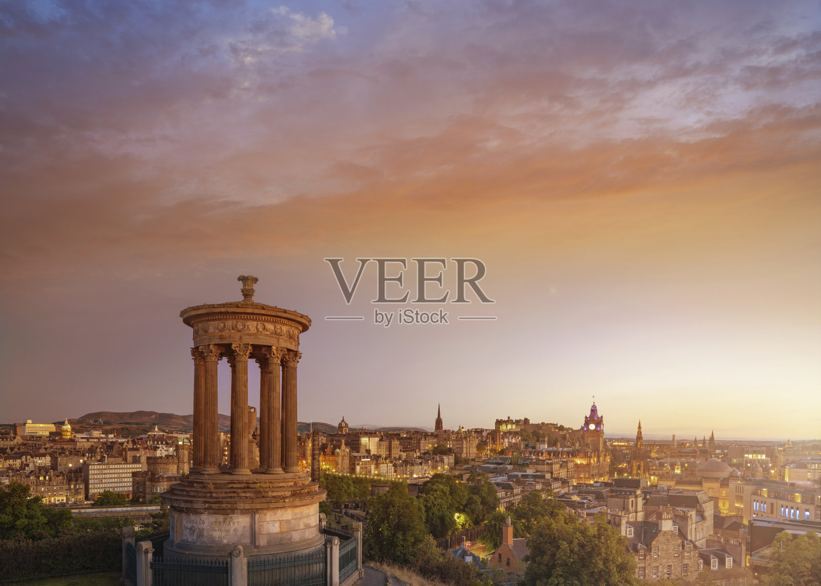 从英国苏格兰首府卡尔顿山拍摄的爱丁堡日落空中天际线照片摄影图片