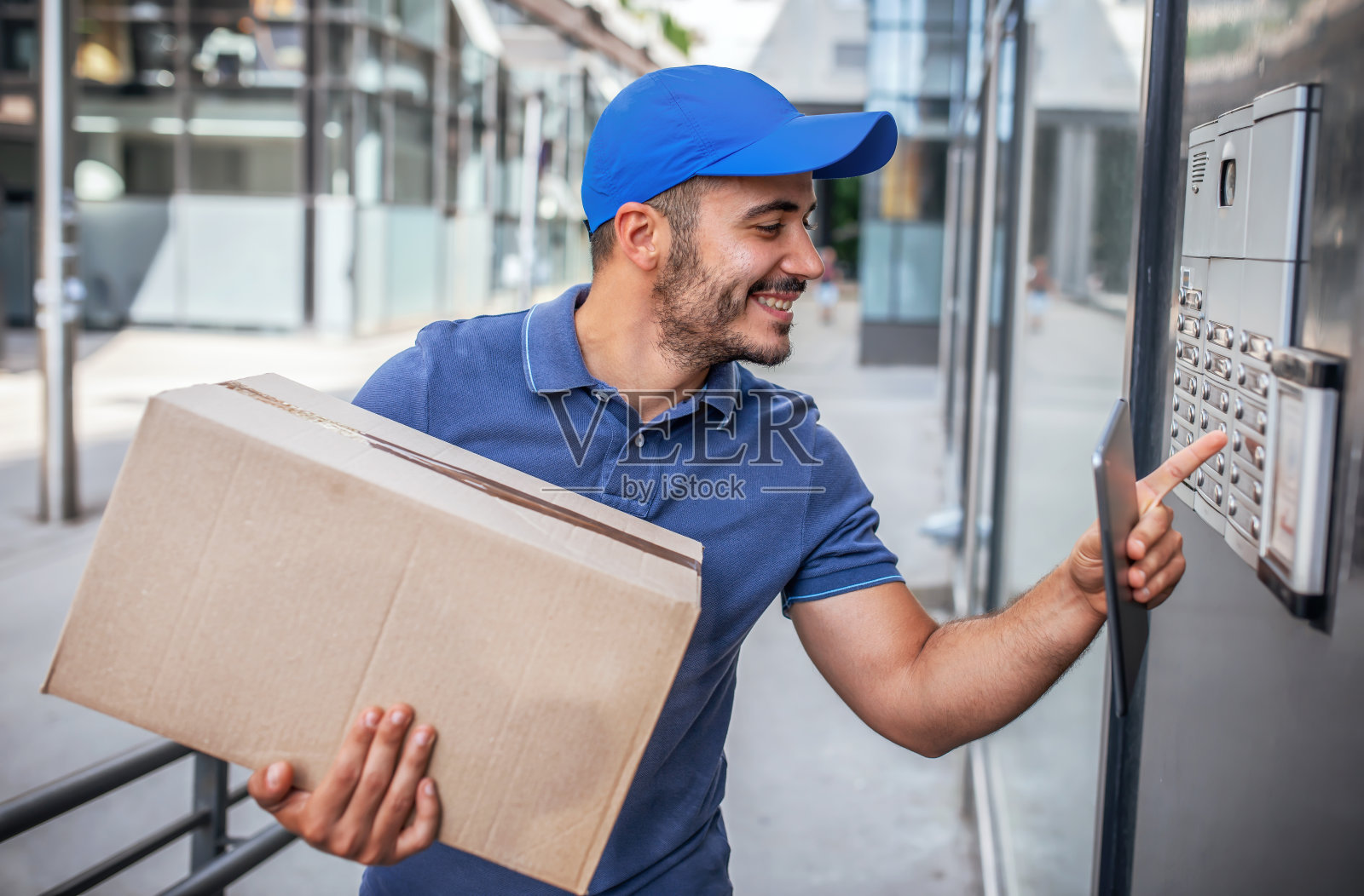 他从不迟到。快递员带着包裹照片摄影图片