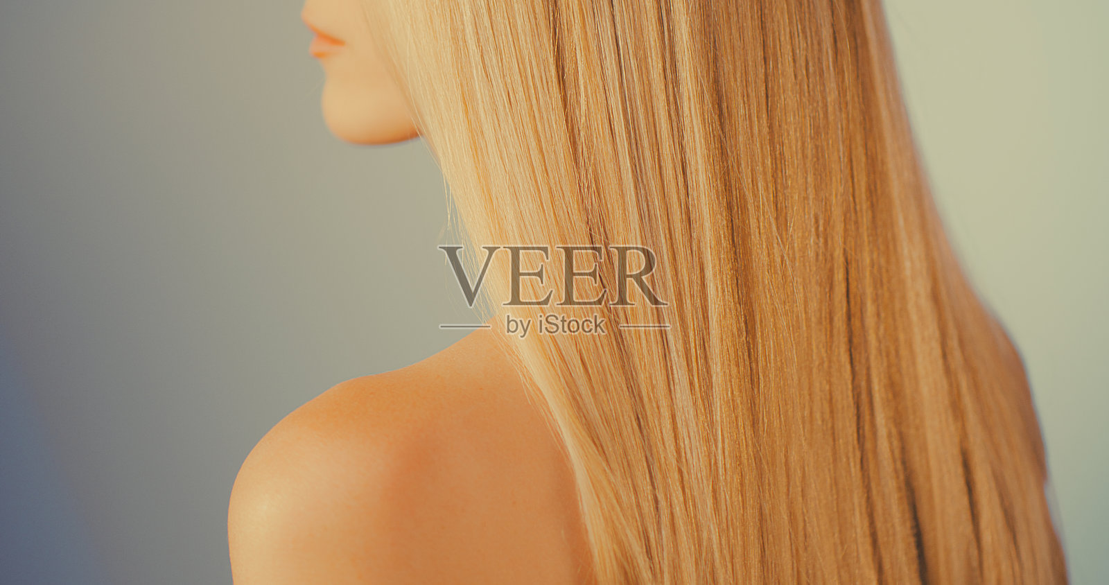 美丽，诱人的金发女人在明亮的背景。展示亮金色健康的头发照片摄影图片