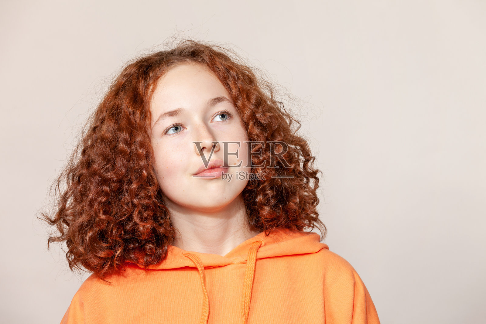 一个快乐的红头发少女的画室画像照片摄影图片