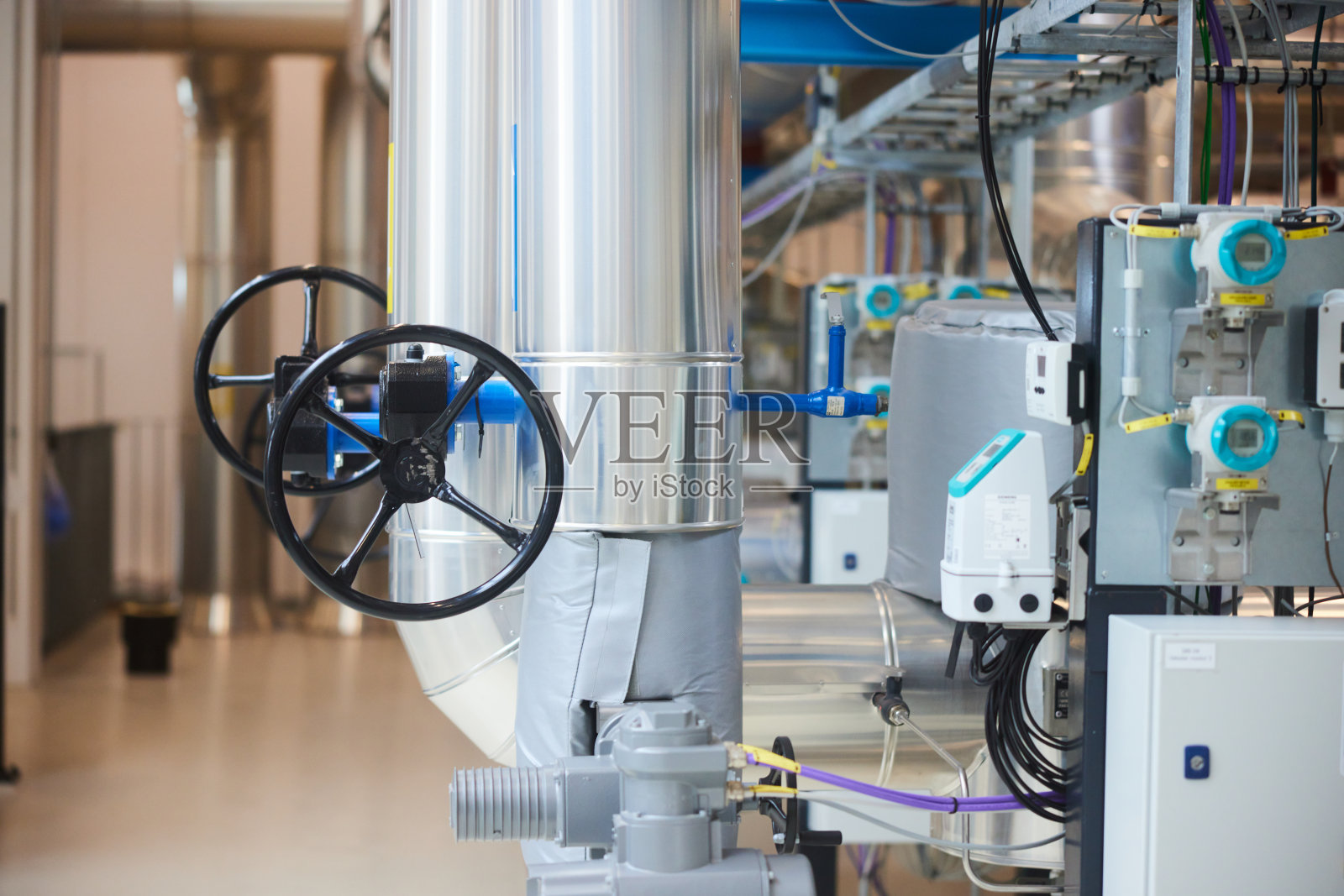 发电厂的控制装置和阀门，用水为家庭提供热量照片摄影图片