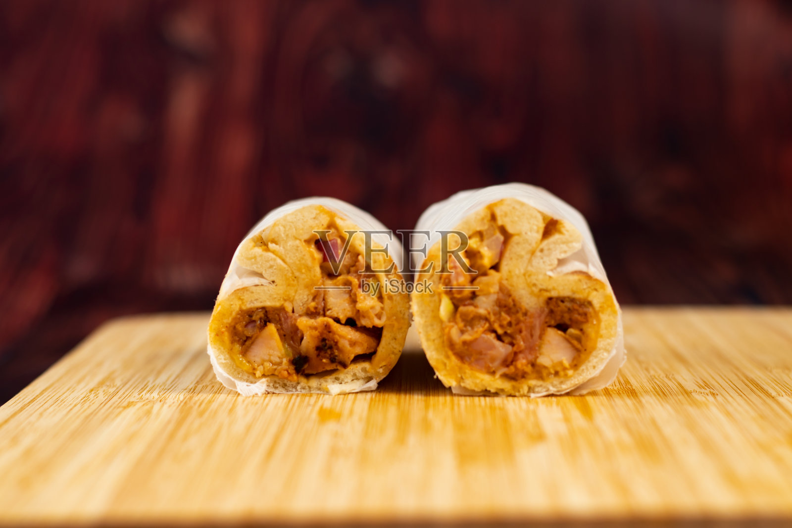 鸡肉沙瓦玛卷包装孤立的木板侧面的快餐照片摄影图片