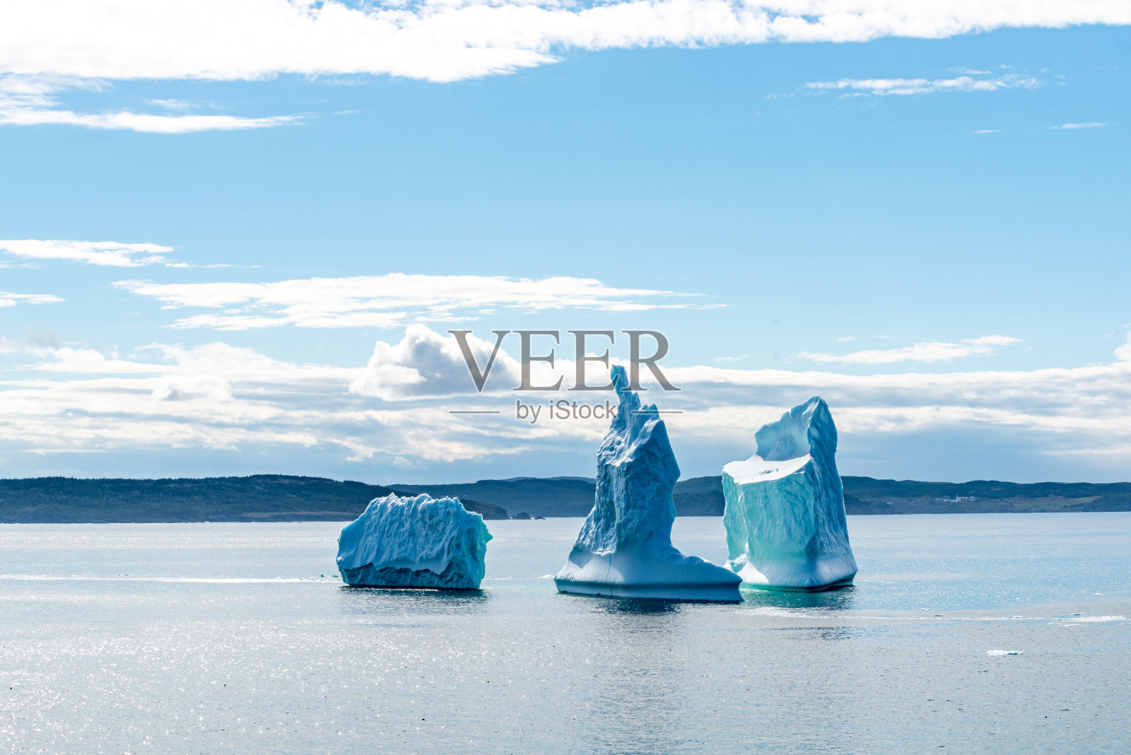 加拿大纽芬兰和拉布拉多的波纳维斯塔狼湾上的冰山照片摄影图片